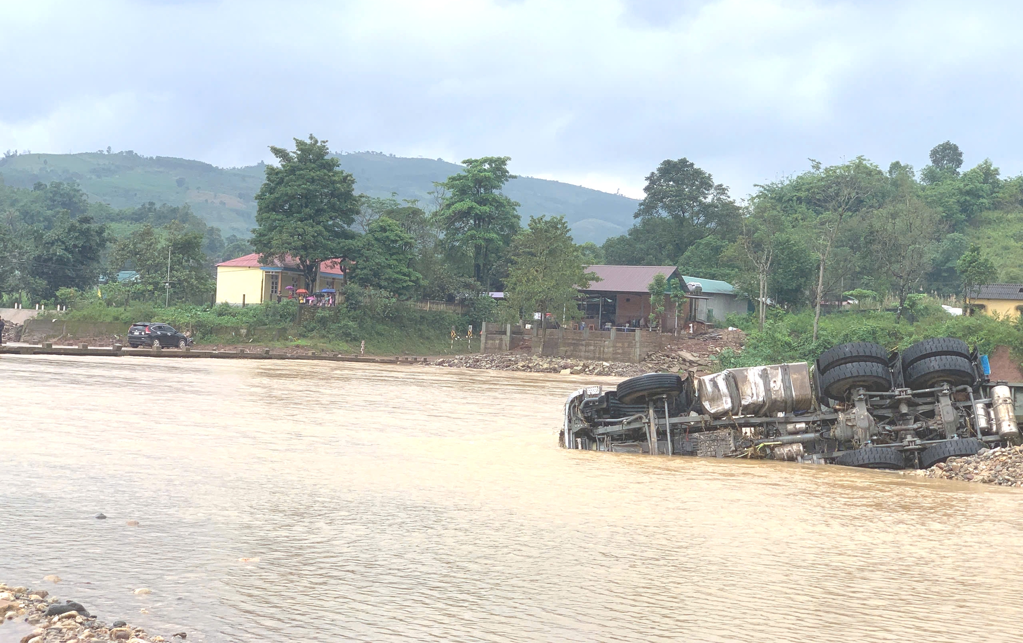CLIP: Xe đầu k&eacute;o bị lũ "v&ograve; n&aacute;t", cả 100 người t&igrave;m kiếm t&agrave;i xế mất t&iacute;ch- Ảnh 1.
