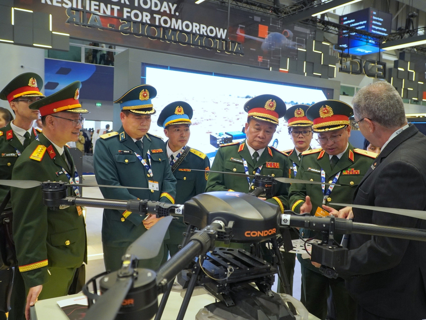 Bộ Quốc phòng Việt Nam tham dự triển lãm hàng không lớn tại Dubai- Ảnh 1.