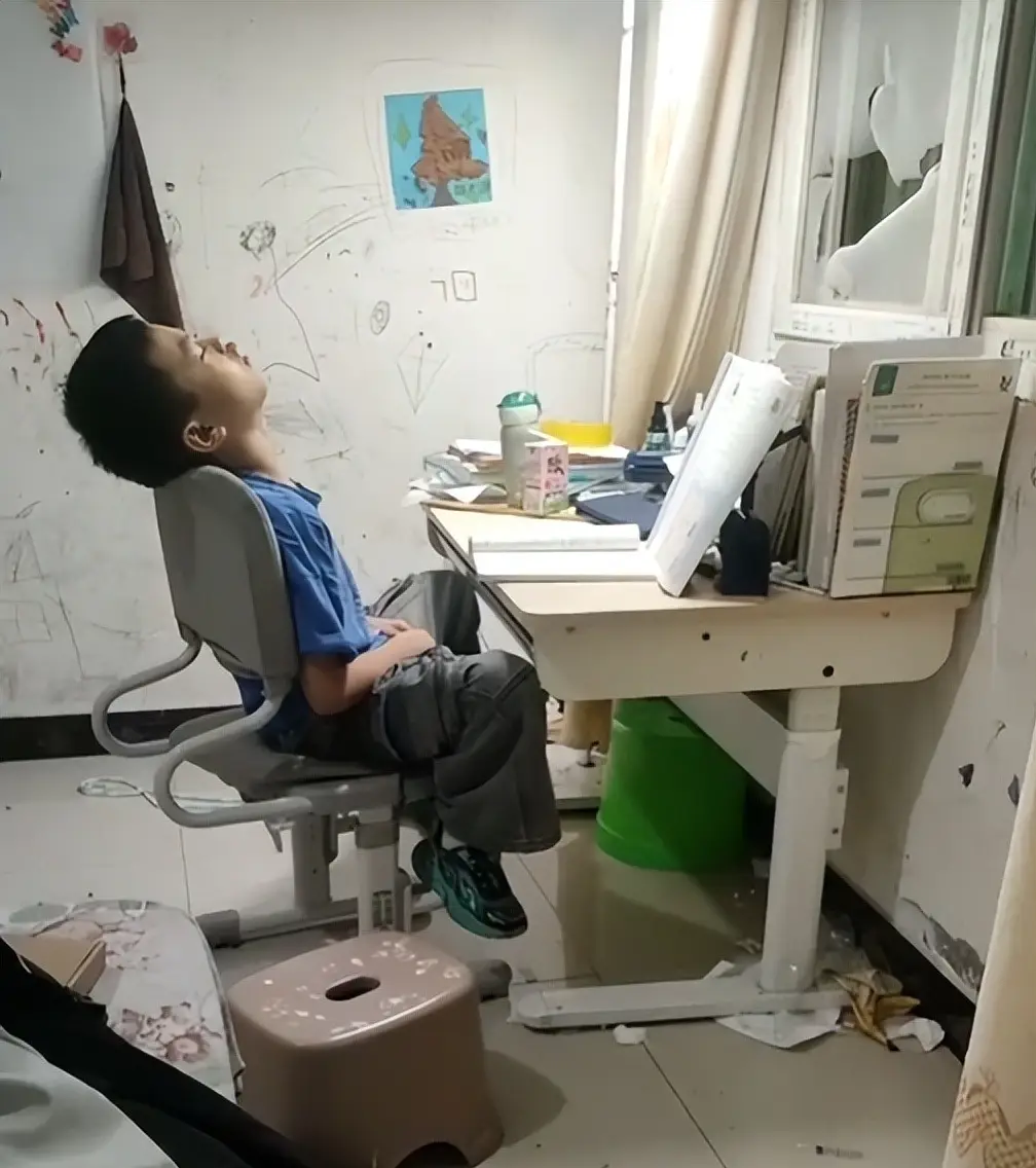 Đăng ảnh khoe con chăm học, mẹ sốc nặng khi bị cư dân mạng phán: 