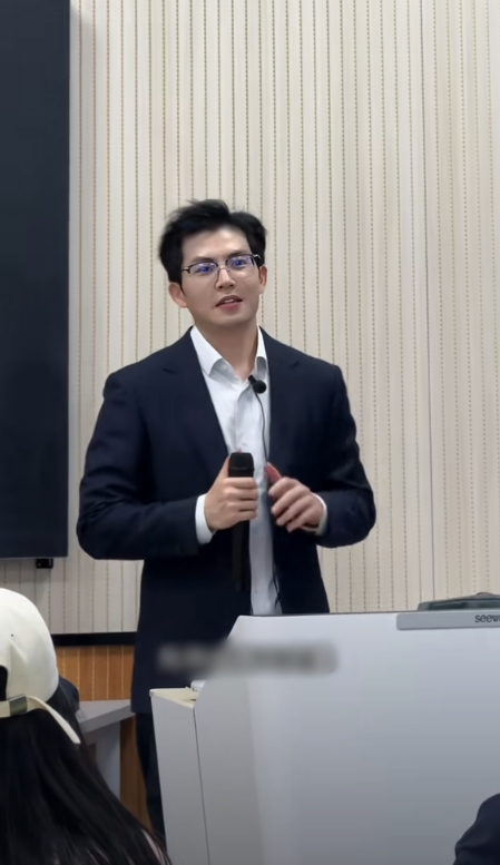 Giảng viên Học viện Kinh tế đối ngoại đẹp tựa nam thần, hát hay như ca sĩ, xem 100 lần vẫn chưa thấy đủ- Ảnh 8. Giảng viên Học viện Kinh tế đối ngoại đẹp tựa nam thần, hát hay như ca sĩ, xem 100 lần vẫn chưa thấy đủ- Ảnh 8.