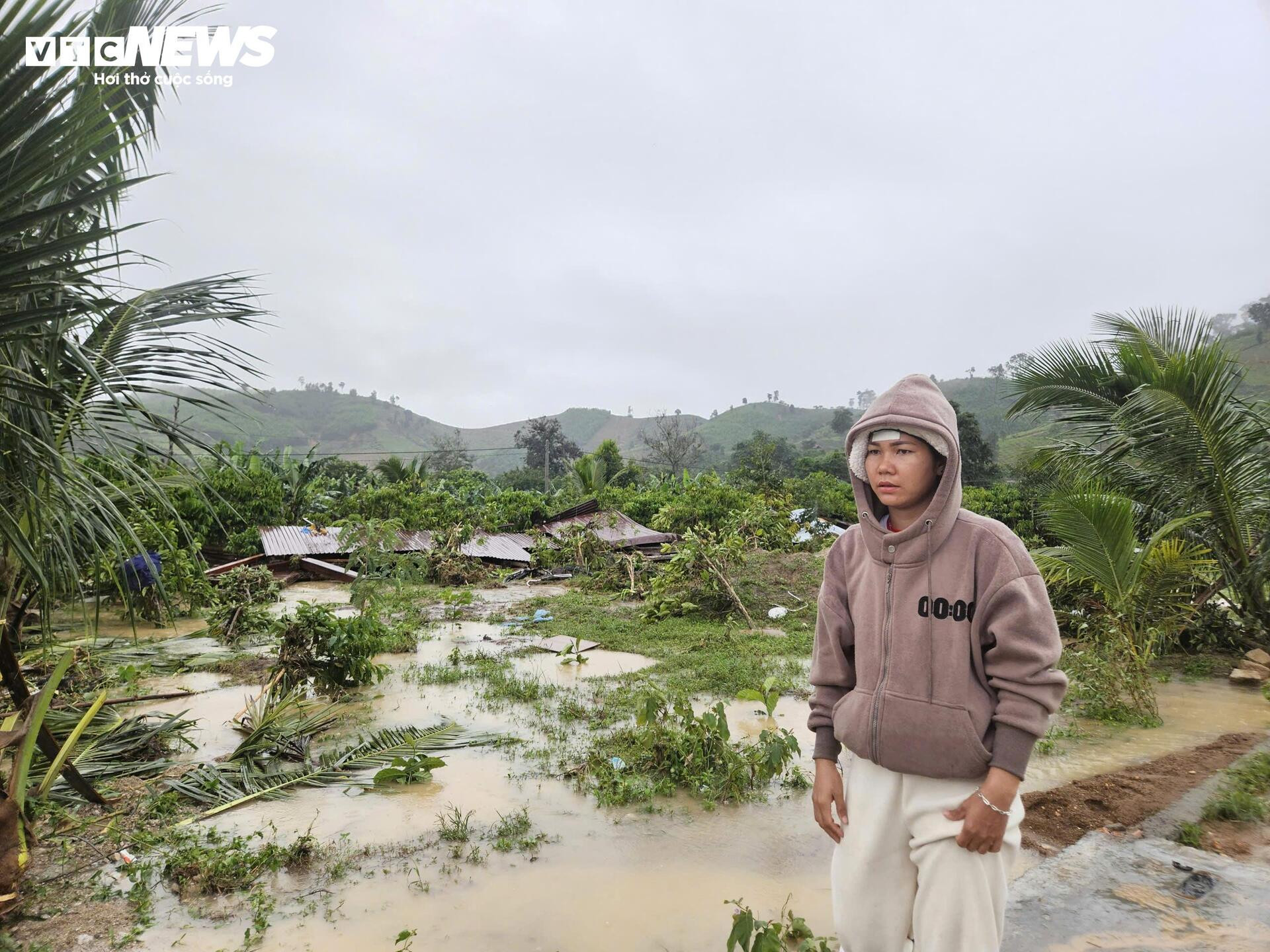Người phụ nữ 2 lần mất nhà vì lũ cuốn ở Đắk Lắk: Chỉ kịp ôm 2 con tháo chạy- Ảnh 1.