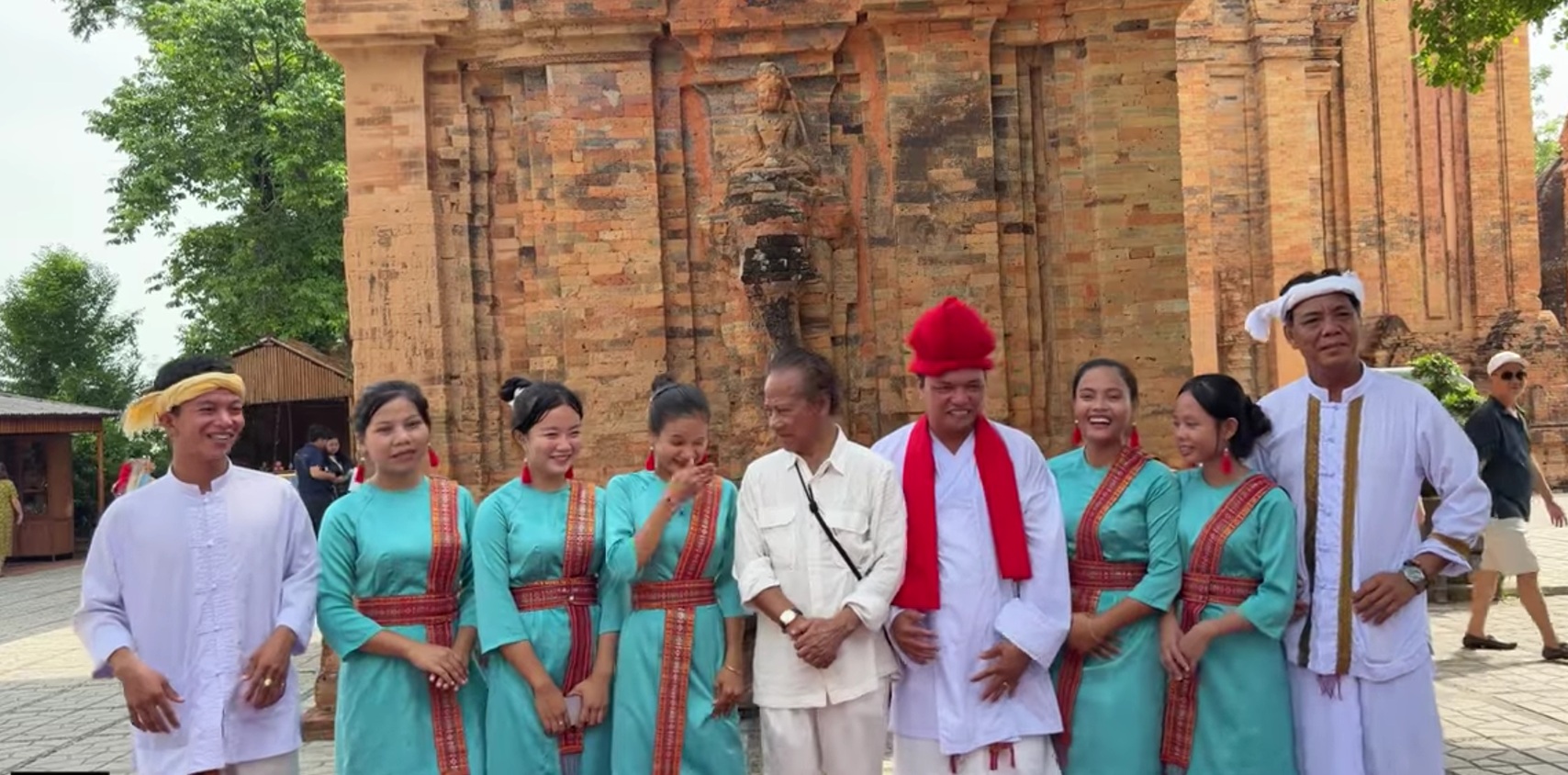 Chế Linh gây chú ý khi xuất hiện ở Nha Trang- Ảnh 3.