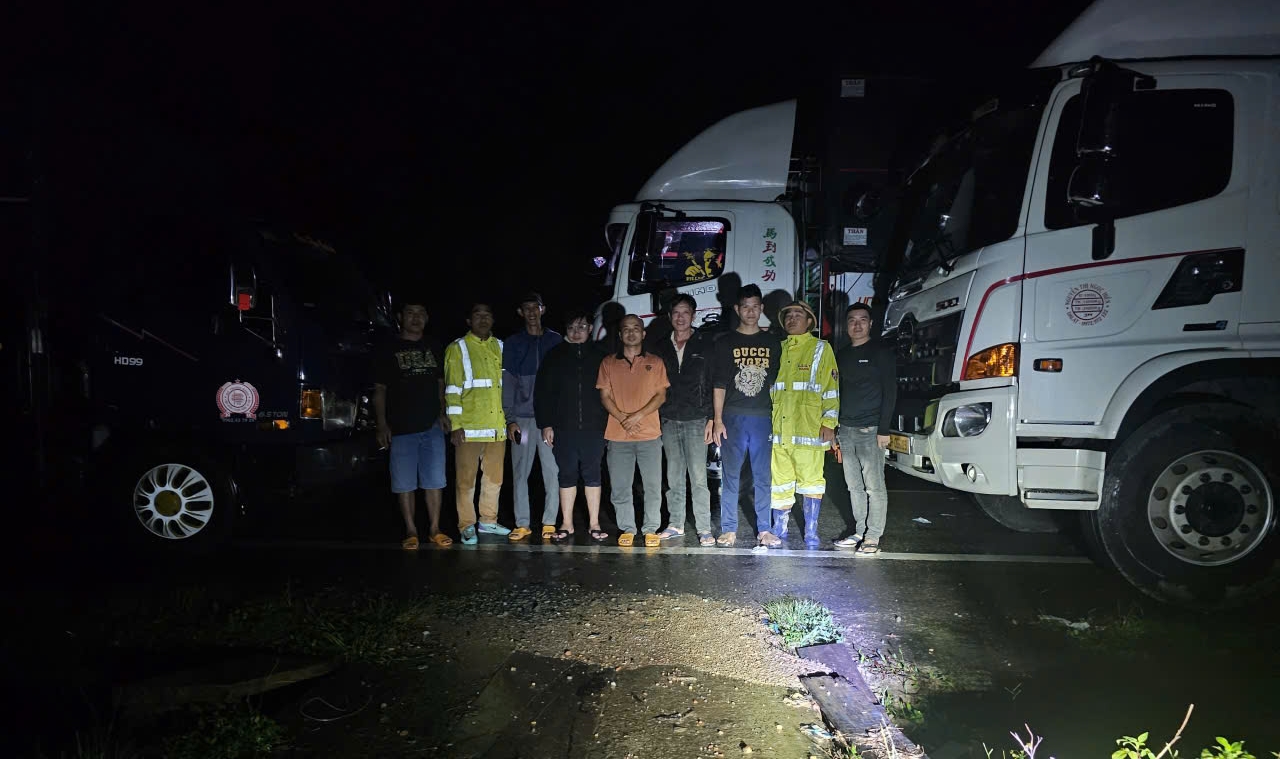 NÓNG: Giải cứu thành công 11 người mắc kẹt 2 ngày vì sạt lở trên đèo Khánh Lê- Ảnh 2. NÓNG: Giải cứu thành công 11 người mắc kẹt 2 ngày vì sạt lở trên đèo Khánh Lê- Ảnh 2.