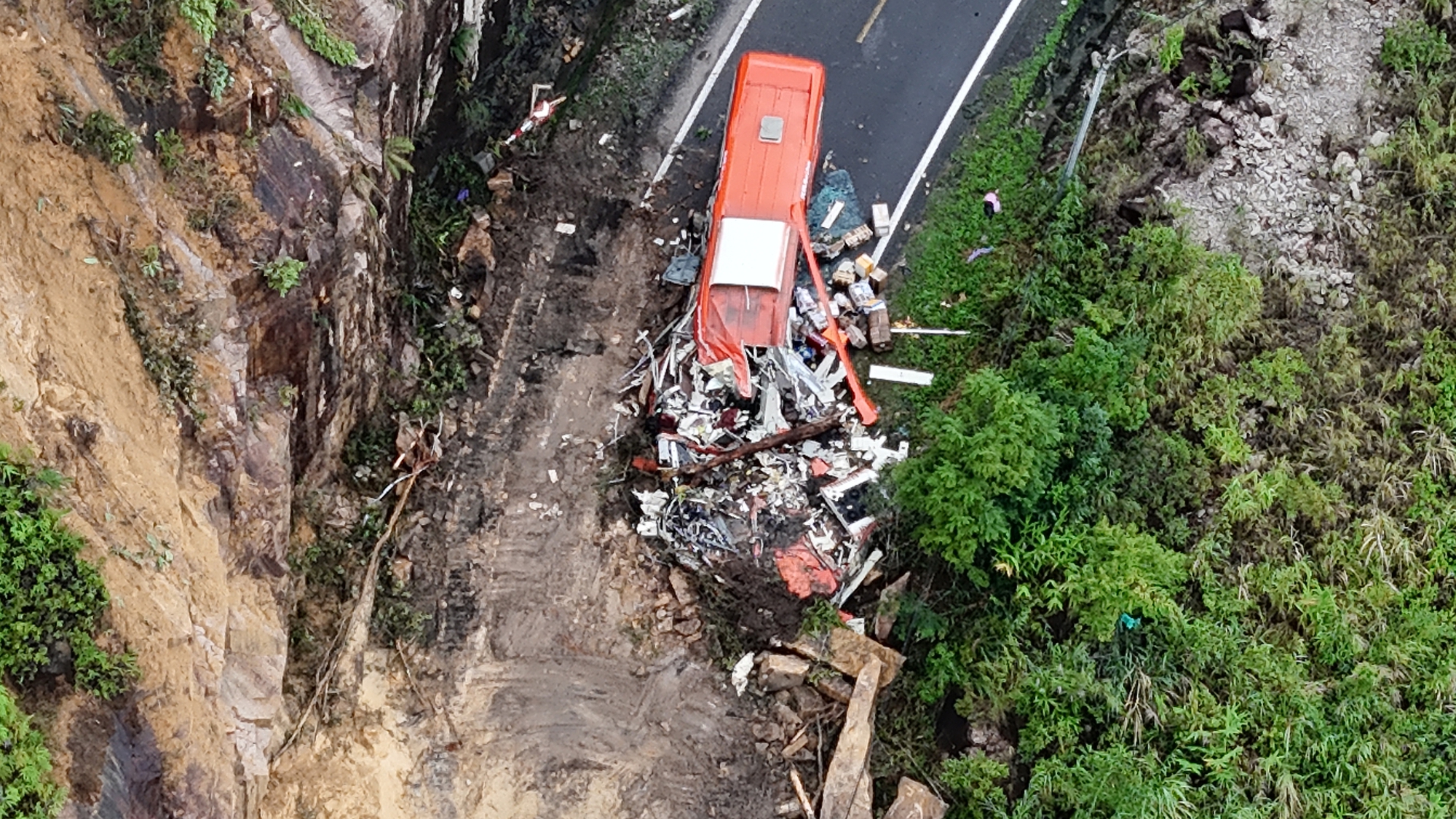 NÓNG: Giải cứu thành công 11 người mắc kẹt 2 ngày vì sạt lở trên đèo Khánh Lê- Ảnh 3. NÓNG: Giải cứu thành công 11 người mắc kẹt 2 ngày vì sạt lở trên đèo Khánh Lê- Ảnh 3.