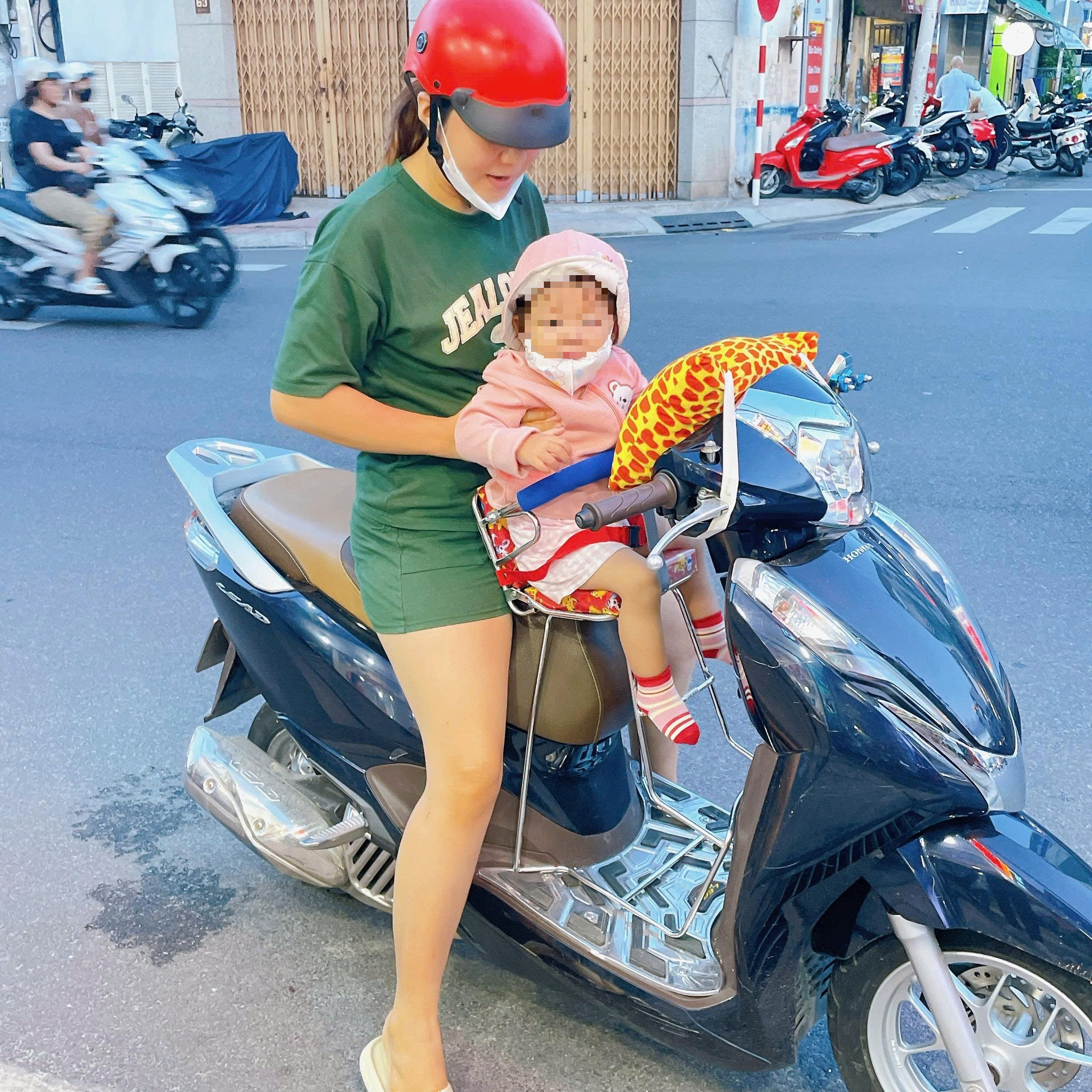 Đi xe máy chở trẻ em theo cách này có thể bị phạt đến 14 triệu đồng- Ảnh 2. Đi xe máy chở trẻ em theo cách này có thể bị phạt đến 14 triệu đồng- Ảnh 2.