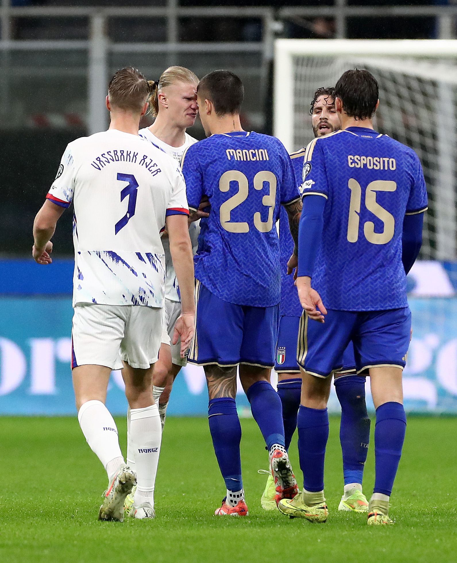 Erling Haaland bị sàm sỡ vòng 3 ngay trên sân- Ảnh 2. Erling Haaland bị sàm sỡ vòng 3 ngay trên sân- Ảnh 2.