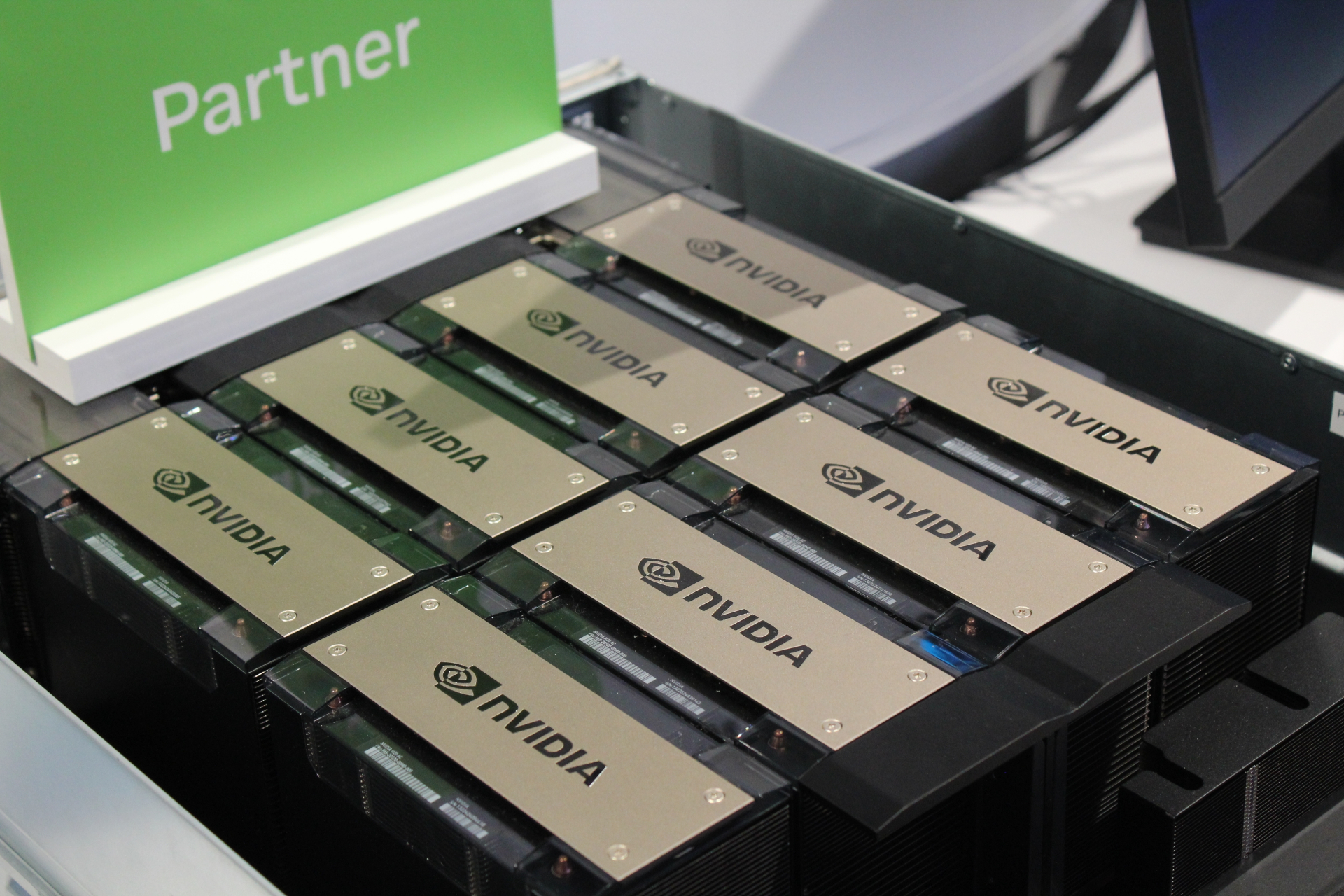 Vẫn đang bị cấm vận, tại sao startup AI Trung Quốc vẫn "ung dung" sử dụng 2.300 GPU AI Blackwell mà không ai có thể ngăn cản?- Ảnh 1.