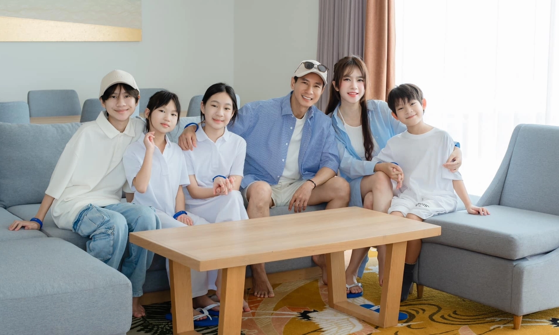 Nam nghệ sĩ lấy vợ kém 17 tuổi là Thạc sĩ Luật tại Anh, sinh 4 con: U60 sở hữu “tài sản” hơn 1.500 tỷ đồng- Ảnh 5. Nam nghệ sĩ lấy vợ kém 17 tuổi là Thạc sĩ Luật tại Anh, sinh 4 con: U60 sở hữu “tài sản” hơn 1.500 tỷ đồng- Ảnh 5.