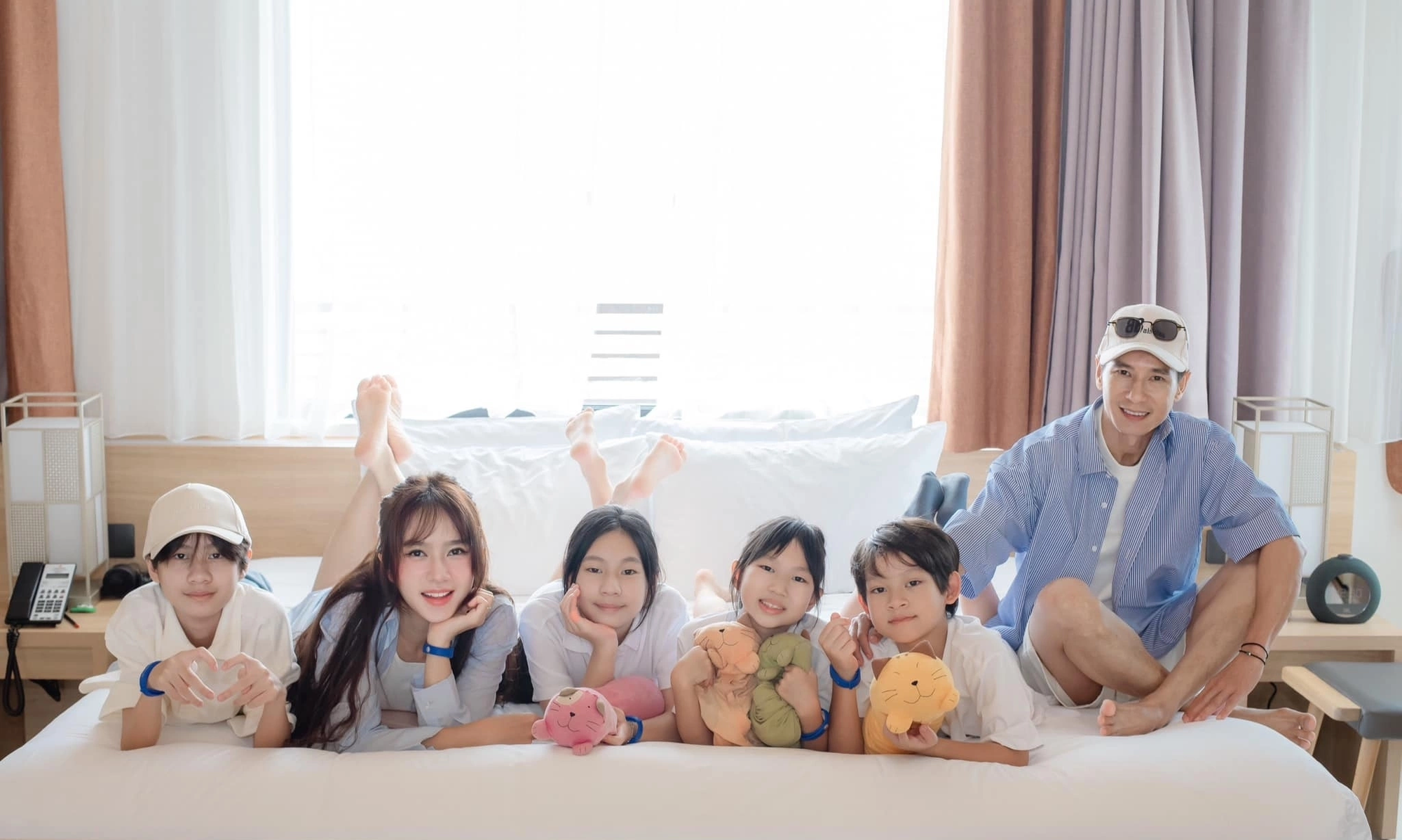 Nam nghệ sĩ lấy vợ kém 17 tuổi là Thạc sĩ Luật tại Anh, sinh 4 con: U60 sở hữu “tài sản” hơn 1.500 tỷ đồng- Ảnh 4. Nam nghệ sĩ lấy vợ kém 17 tuổi là Thạc sĩ Luật tại Anh, sinh 4 con: U60 sở hữu “tài sản” hơn 1.500 tỷ đồng- Ảnh 4.