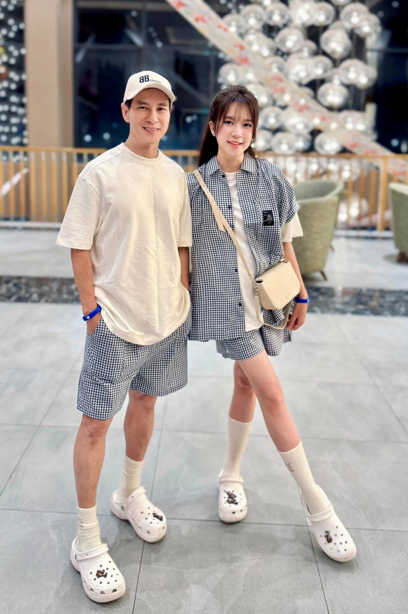 Nam nghệ sĩ lấy vợ kém 17 tuổi là Thạc sĩ Luật tại Anh, sinh 4 con: U60 sở hữu “tài sản” hơn 1.500 tỷ đồng- Ảnh 3. Nam nghệ sĩ lấy vợ kém 17 tuổi là Thạc sĩ Luật tại Anh, sinh 4 con: U60 sở hữu “tài sản” hơn 1.500 tỷ đồng- Ảnh 3.