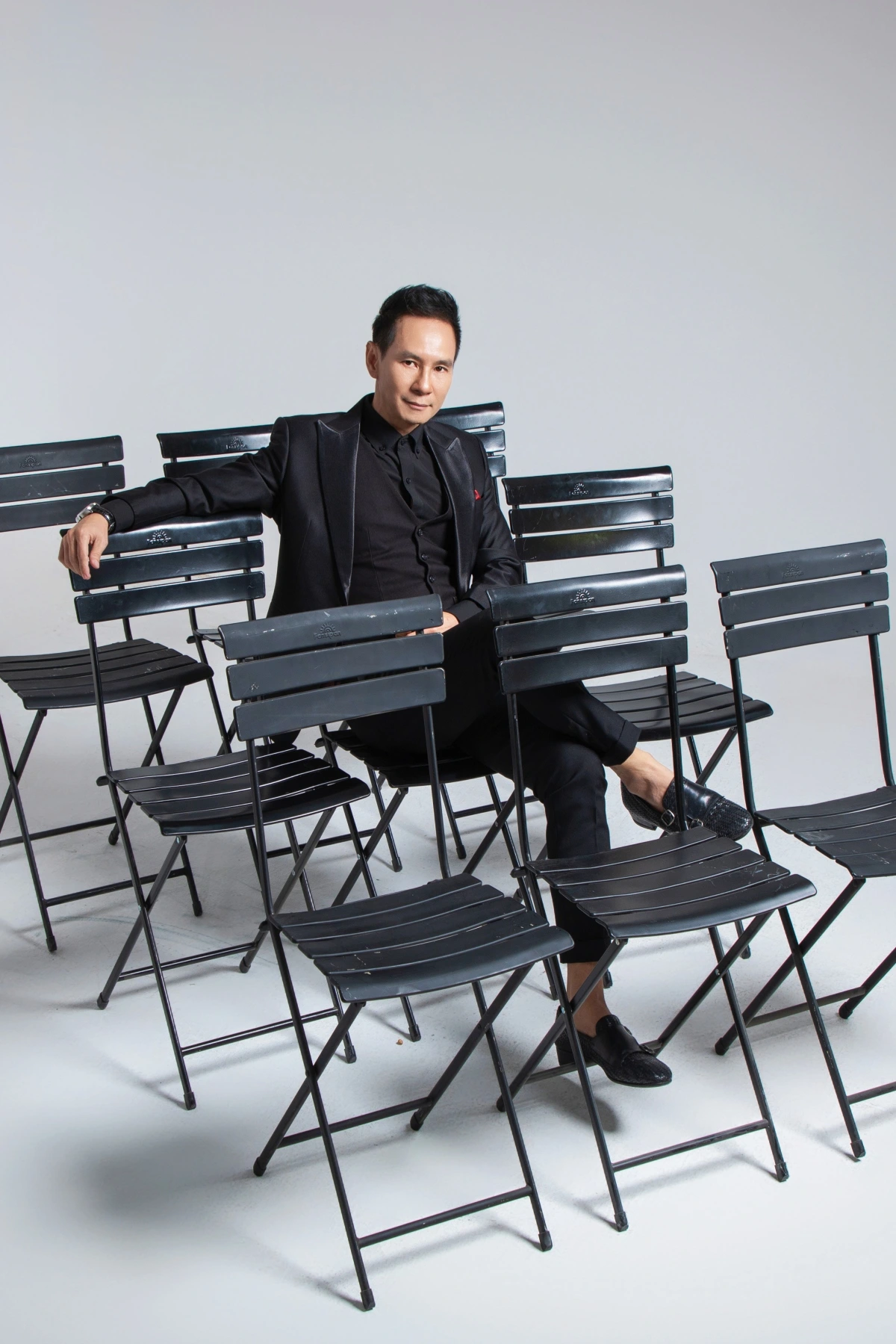 Nam nghệ sĩ lấy vợ kém 17 tuổi là Thạc sĩ Luật tại Anh, sinh 4 con: U60 sở hữu “tài sản” hơn 1.500 tỷ đồng- Ảnh 2. Nam nghệ sĩ lấy vợ kém 17 tuổi là Thạc sĩ Luật tại Anh, sinh 4 con: U60 sở hữu “tài sản” hơn 1.500 tỷ đồng- Ảnh 2.