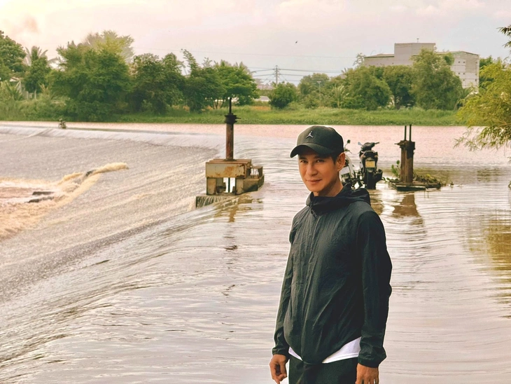 Nam nghệ sĩ lấy vợ kém 17 tuổi là Thạc sĩ Luật tại Anh, sinh 4 con: U60 sở hữu “tài sản” hơn 1.500 tỷ đồng- Ảnh 1. Nam nghệ sĩ lấy vợ kém 17 tuổi là Thạc sĩ Luật tại Anh, sinh 4 con: U60 sở hữu “tài sản” hơn 1.500 tỷ đồng- Ảnh 1.