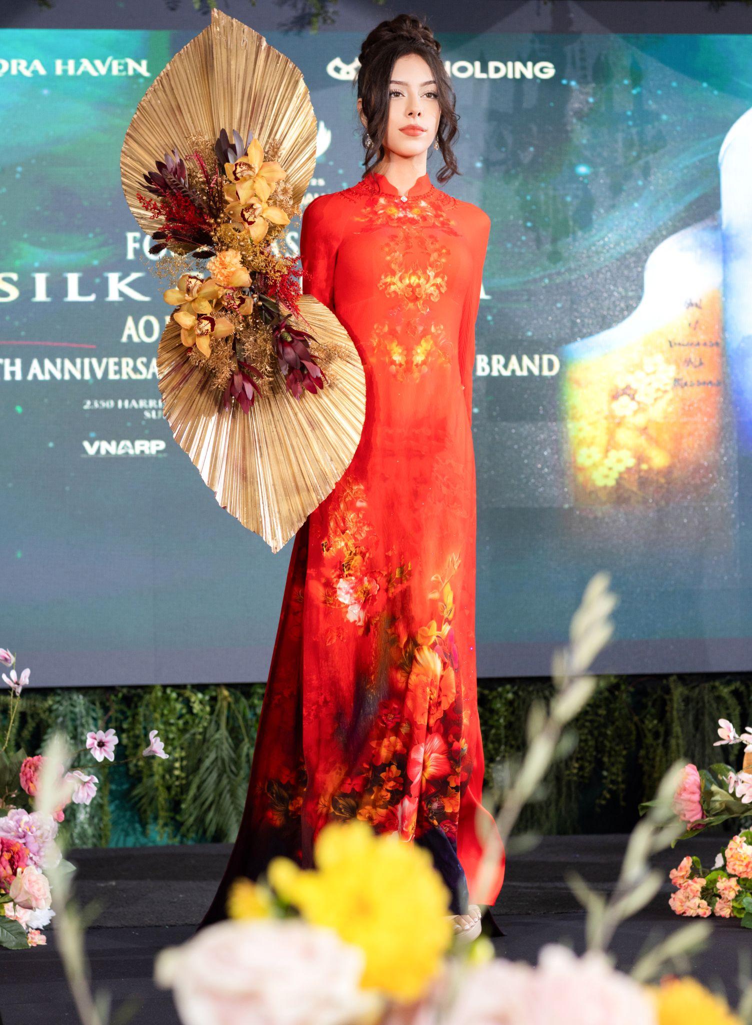 Màn xuất hiện đặc biệt của NTK Đỗ Trịnh Hoài Nam cùng 1 đạo diễn nữ- Ảnh 4.