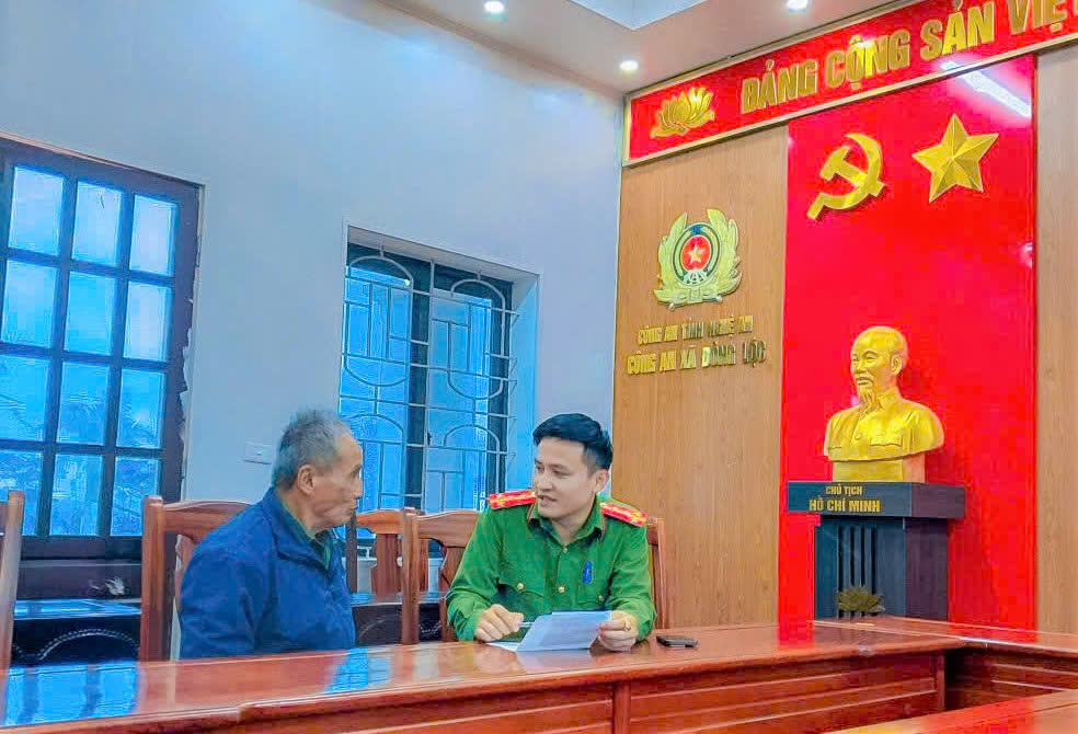 Cụ ông 82 tuổi đến ngân hàng Agribank giao dịch 300 triệu đồng, công an lập tức xuất hiện ngăn chặn- Ảnh 2.