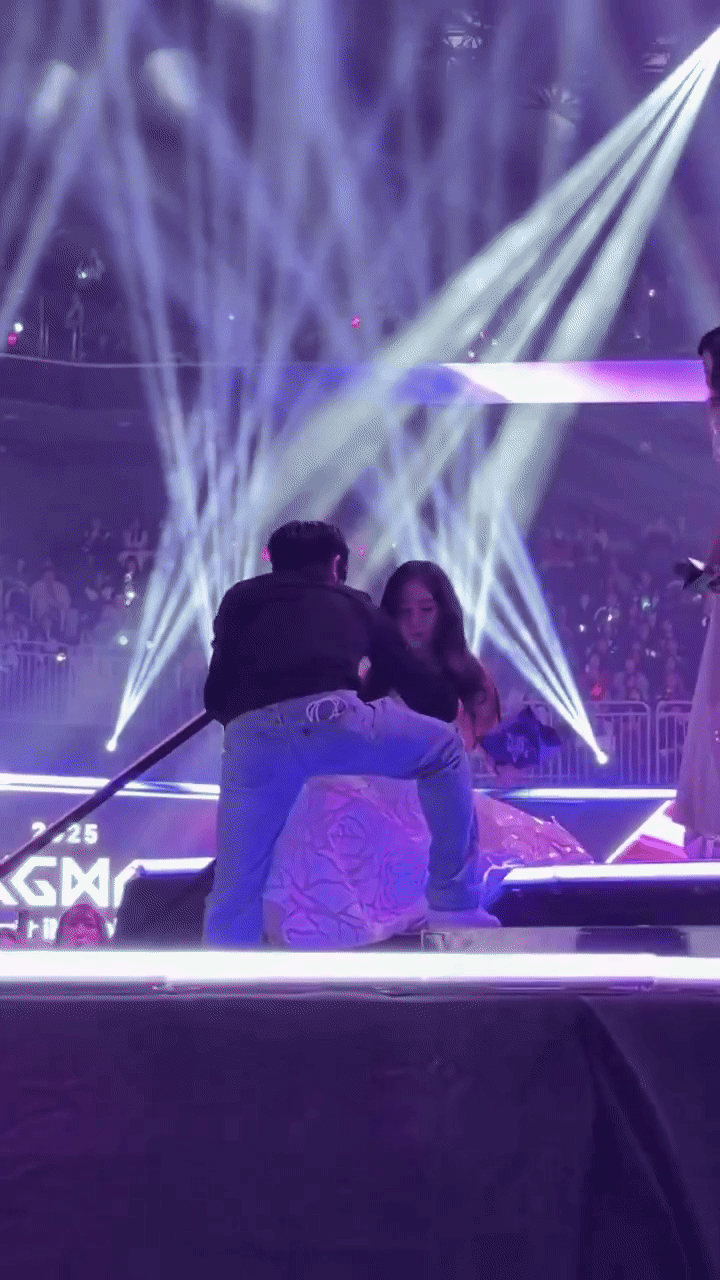 Cú ngã điếng người của nữ thần đẹp nhất showbiz: Pha xử lý vô cùng chuyên nghiệp trên sân khấu của chủ nhân- Ảnh 2.