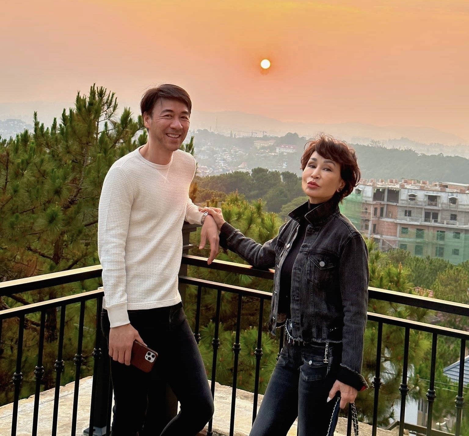 Nữ ca sĩ 1 lần đ&ograve;, lấy chồng 2 k&eacute;m 13 tuổi v&igrave; d&iacute;nh bầu: H&ocirc;n nh&acirc;n vi&ecirc;n m&atilde;n, gia đ&igrave;nh to&agrave;n ng&ocirc;i sao ca nhạc- Ảnh 5.