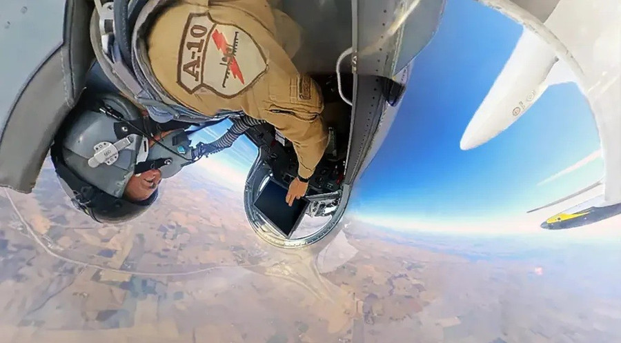 Lần đầu phi công F-22 điều khiển drone ngay trong buồng lái- Ảnh 4.