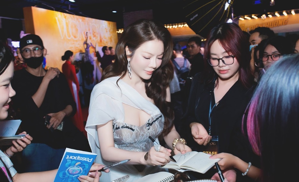 Lý Nhã Kỳ cởi nhẫn kim cương tiền tỷ ngay tại sự kiện để làm một việc- Ảnh 4.