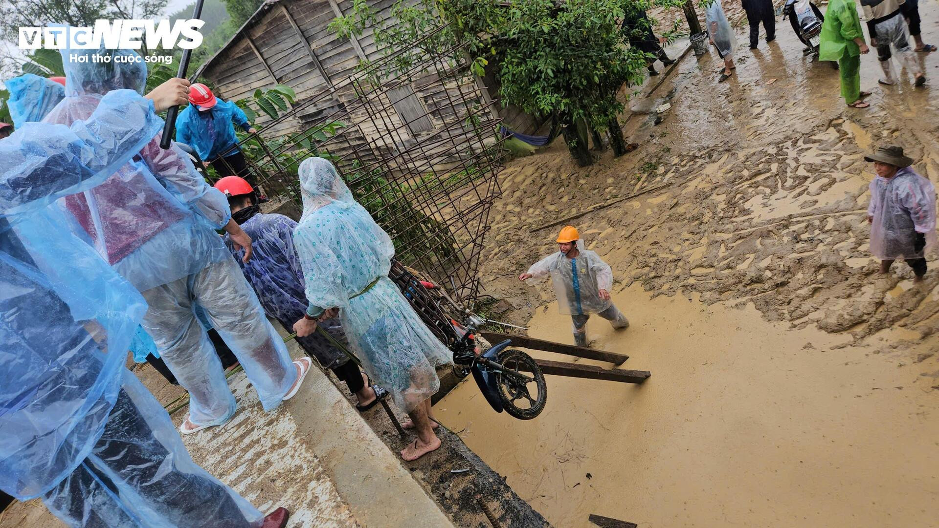 Người phụ nữ 2 lần mất nhà vì lũ cuốn ở Đắk Lắk: Chỉ kịp ôm 2 con tháo chạy- Ảnh 6.