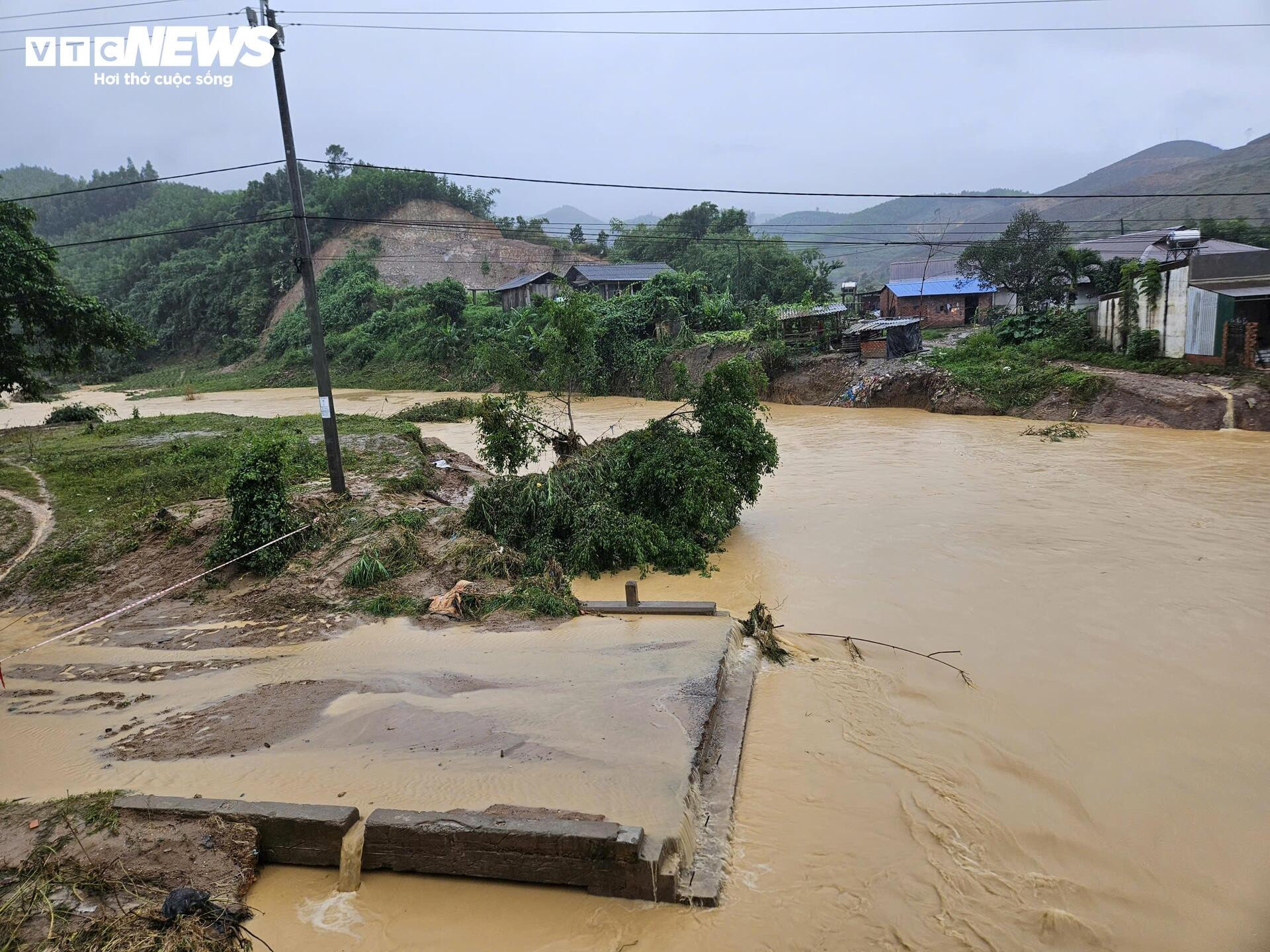 Người phụ nữ 2 lần mất nhà vì lũ cuốn ở Đắk Lắk: Chỉ kịp ôm 2 con tháo chạy- Ảnh 5.