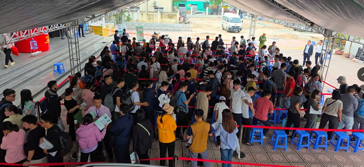 Hàng trăm khách thức đêm chờ mua NƠXH, chủ đầu tư bất ngờ đổi 'chiến thuật' - Ảnh 1.