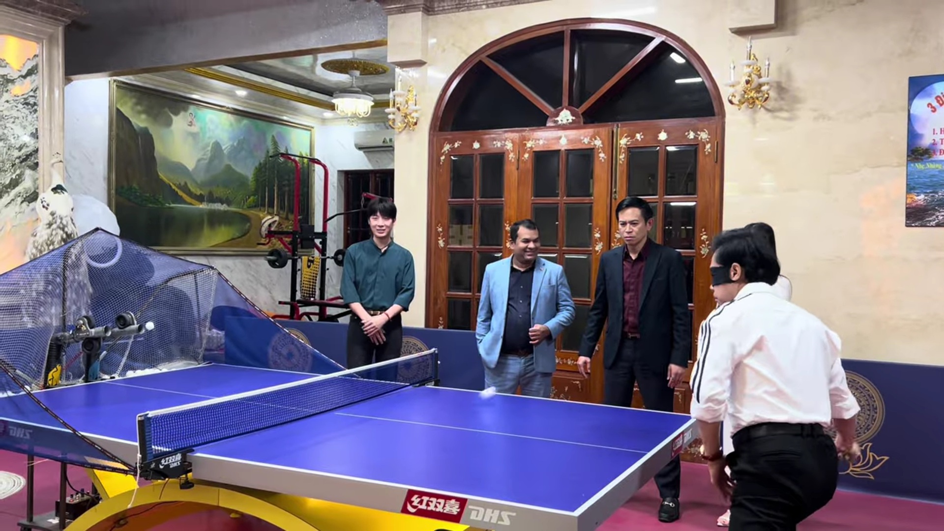 Ngọc Sơn bịt mắt làm 1 việc trong biệt thự dát vàng, khách nước ngoài trầm trồ- Ảnh 8.