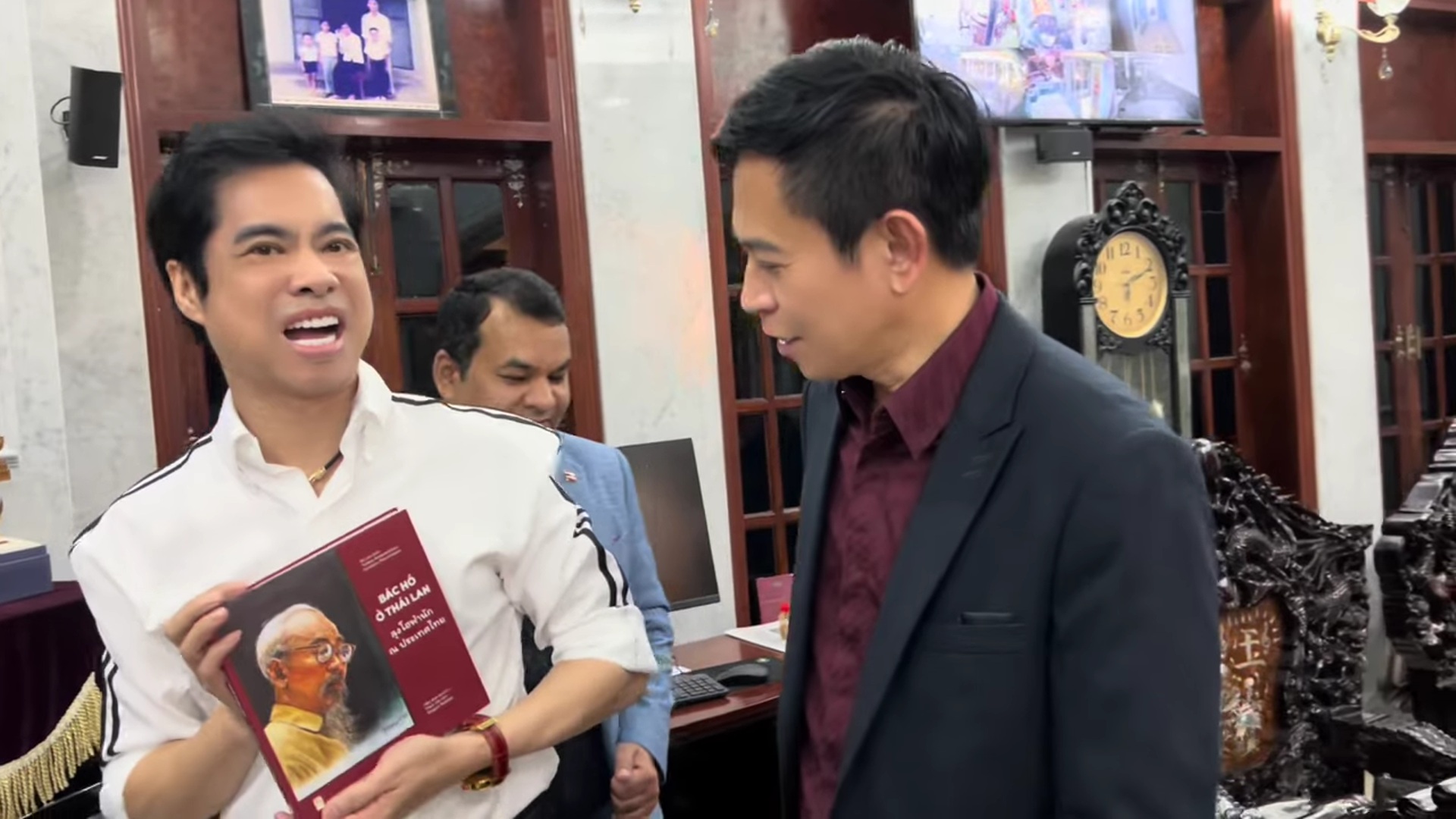 Ngọc Sơn bịt mắt làm 1 việc trong biệt thự dát vàng, khách nước ngoài trầm trồ- Ảnh 6.