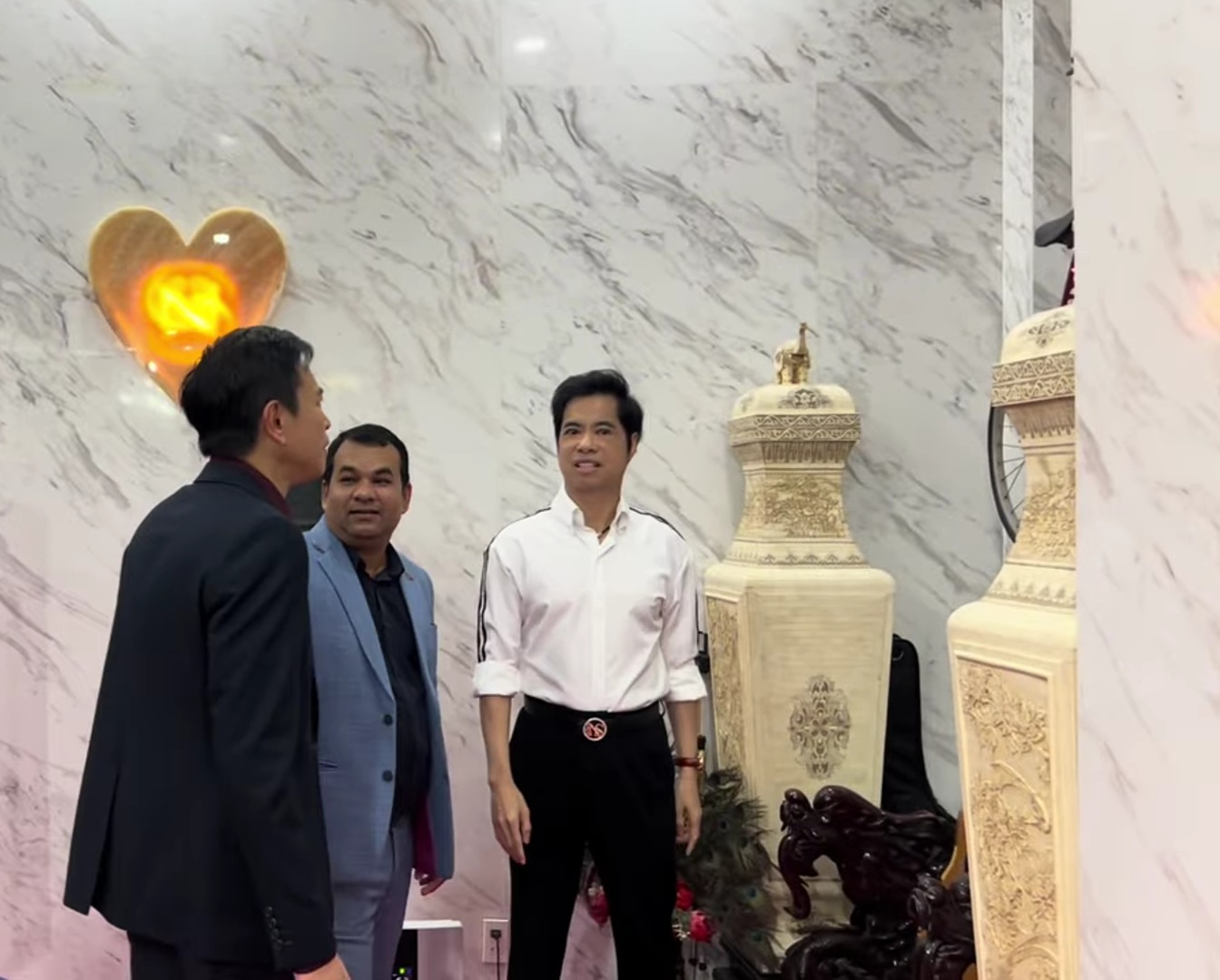 Ngọc Sơn bịt mắt làm 1 việc trong biệt thự dát vàng, khách nước ngoài trầm trồ- Ảnh 2.