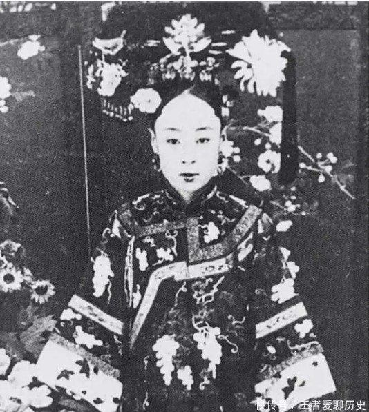 Loạt ảnh hiếm gia đình Phổ Nghi: Mẹ ruột chỉ còn vài khoảnh khắc, người ông nhớ suốt đời lại gây bất ngờ- Ảnh 3. Loạt ảnh hiếm gia đình Phổ Nghi: Mẹ ruột chỉ còn vài khoảnh khắc, người ông nhớ suốt đời lại gây bất ngờ- Ảnh 3.