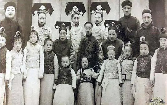 Loạt ảnh hiếm gia đình Phổ Nghi: Mẹ ruột chỉ còn vài khoảnh khắc, người ông nhớ suốt đời lại gây bất ngờ- Ảnh 2. Loạt ảnh hiếm gia đình Phổ Nghi: Mẹ ruột chỉ còn vài khoảnh khắc, người ông nhớ suốt đời lại gây bất ngờ- Ảnh 2.