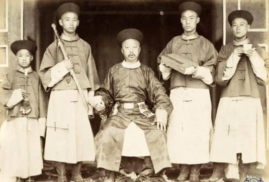 Loạt ảnh hiếm gia đình Phổ Nghi: Mẹ ruột chỉ còn vài khoảnh khắc, người ông nhớ suốt đời lại gây bất ngờ- Ảnh 1. Loạt ảnh hiếm gia đình Phổ Nghi: Mẹ ruột chỉ còn vài khoảnh khắc, người ông nhớ suốt đời lại gây bất ngờ- Ảnh 1.