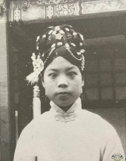 Loạt ảnh hiếm gia đình Phổ Nghi: Mẹ ruột chỉ còn vài khoảnh khắc, người ông nhớ suốt đời lại gây bất ngờ- Ảnh 7. Loạt ảnh hiếm gia đình Phổ Nghi: Mẹ ruột chỉ còn vài khoảnh khắc, người ông nhớ suốt đời lại gây bất ngờ- Ảnh 7.