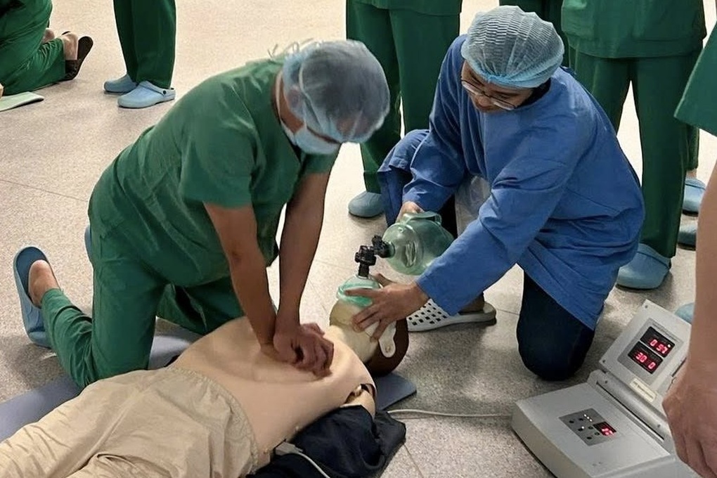 Vắt chanh vào miệng để cứu người ngưng tim, bác sĩ cảnh báo nóng- Ảnh 1.