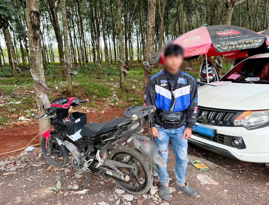 CSGT chặn giữ và xử lý 2 "phượt thủ"- Ảnh 1.