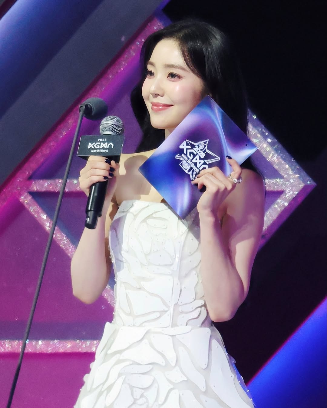 Cú ngã điếng người của nữ thần đẹp nhất showbiz: Pha xử lý vô cùng chuyên nghiệp trên sân khấu của chủ nhân- Ảnh 3.