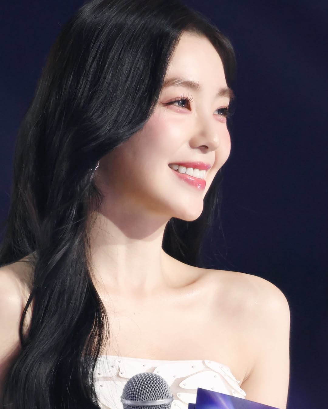 Cú ngã điếng người của nữ thần đẹp nhất showbiz: Pha xử lý vô cùng chuyên nghiệp trên sân khấu của chủ nhân- Ảnh 4.