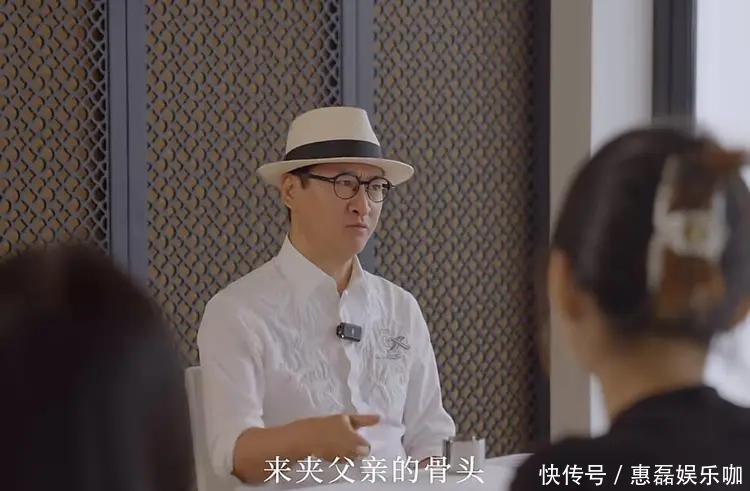 Thảm cảnh của mỹ nam Ho&agrave;n Ch&acirc;u C&aacute;ch C&aacute;ch: 20 người th&acirc;n lần lượt qua đời, giữ tro cốt cha mẹ trong nh&agrave; cho bớt c&ocirc; đơn- Ảnh 3.