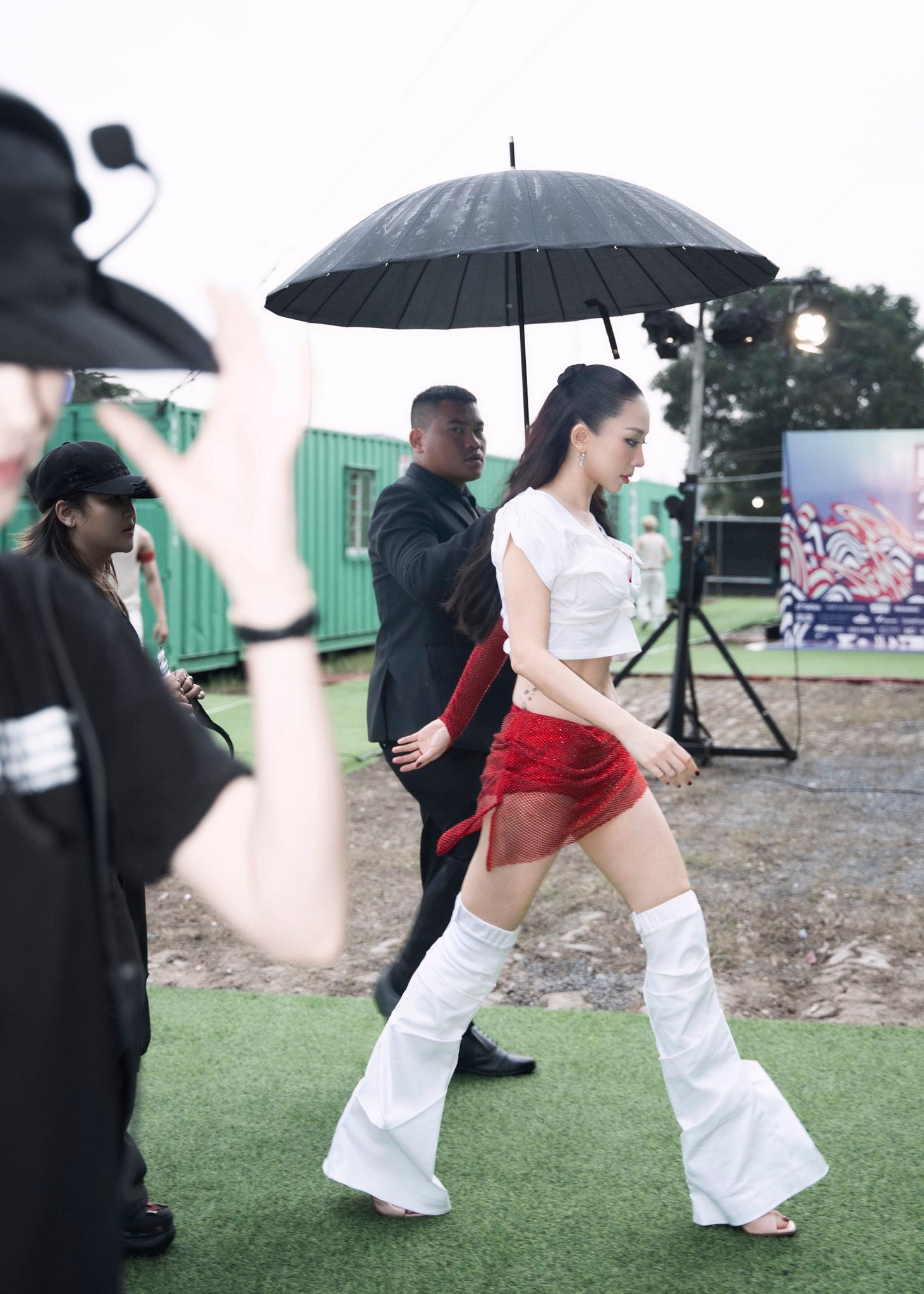 Tóc Tiên, Chi Pu "chặt đẹp" cả dàn sao Hàn, nhìn đâu cũng thấy đường cong săn chắc nhờ có loạt "vũ khí" không cần e dè ăn uống- Ảnh 7.