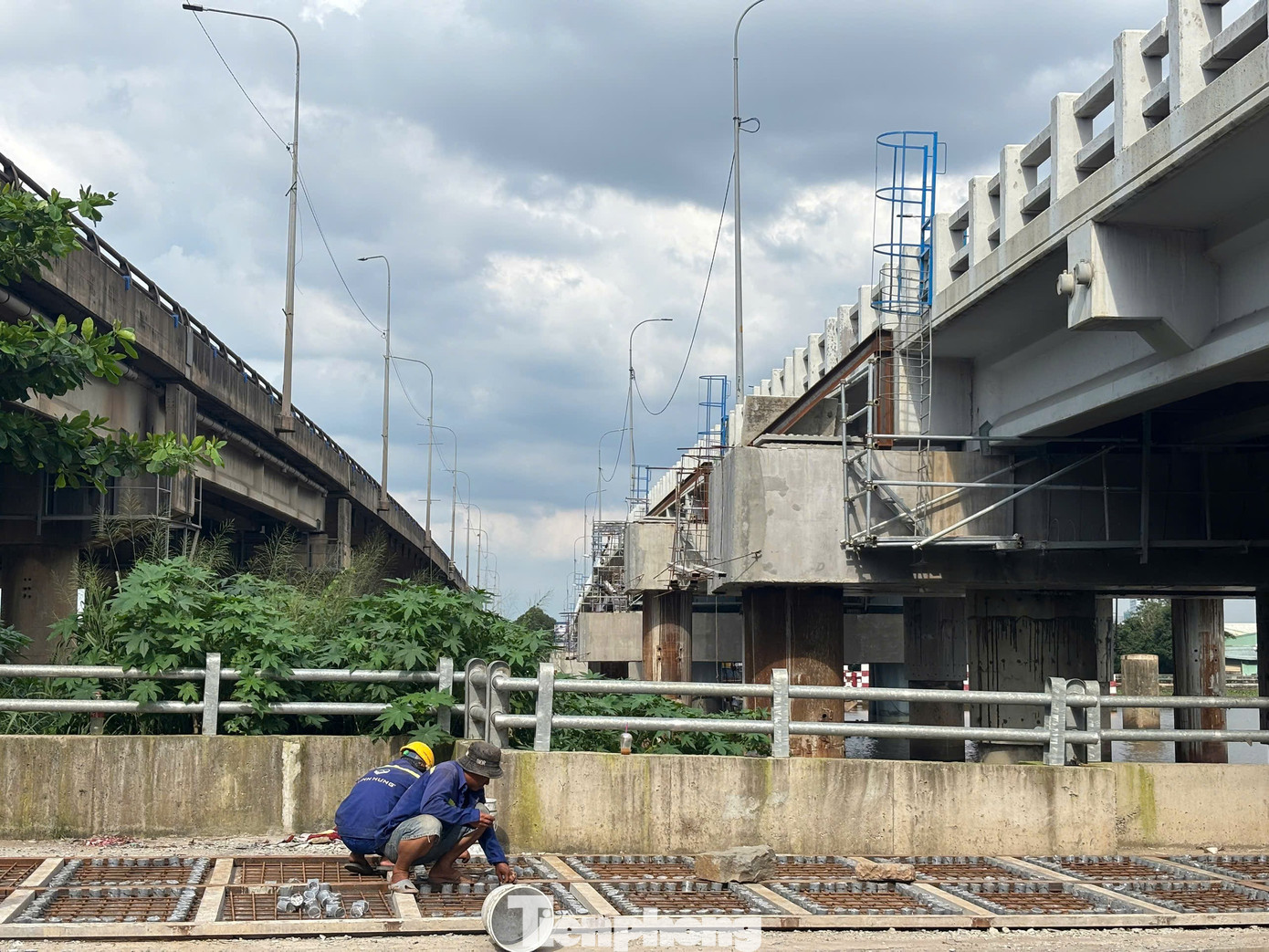 Kỳ tích Việt Nam: Cầu vượt sông 11.000 tấn bỗng cao thêm 1,25 m bằng công nghệ có 1-0-2- Ảnh 3. Kỳ tích Việt Nam: Cầu vượt sông 11.000 tấn bỗng cao thêm 1,25 m bằng công nghệ có 1-0-2- Ảnh 3.