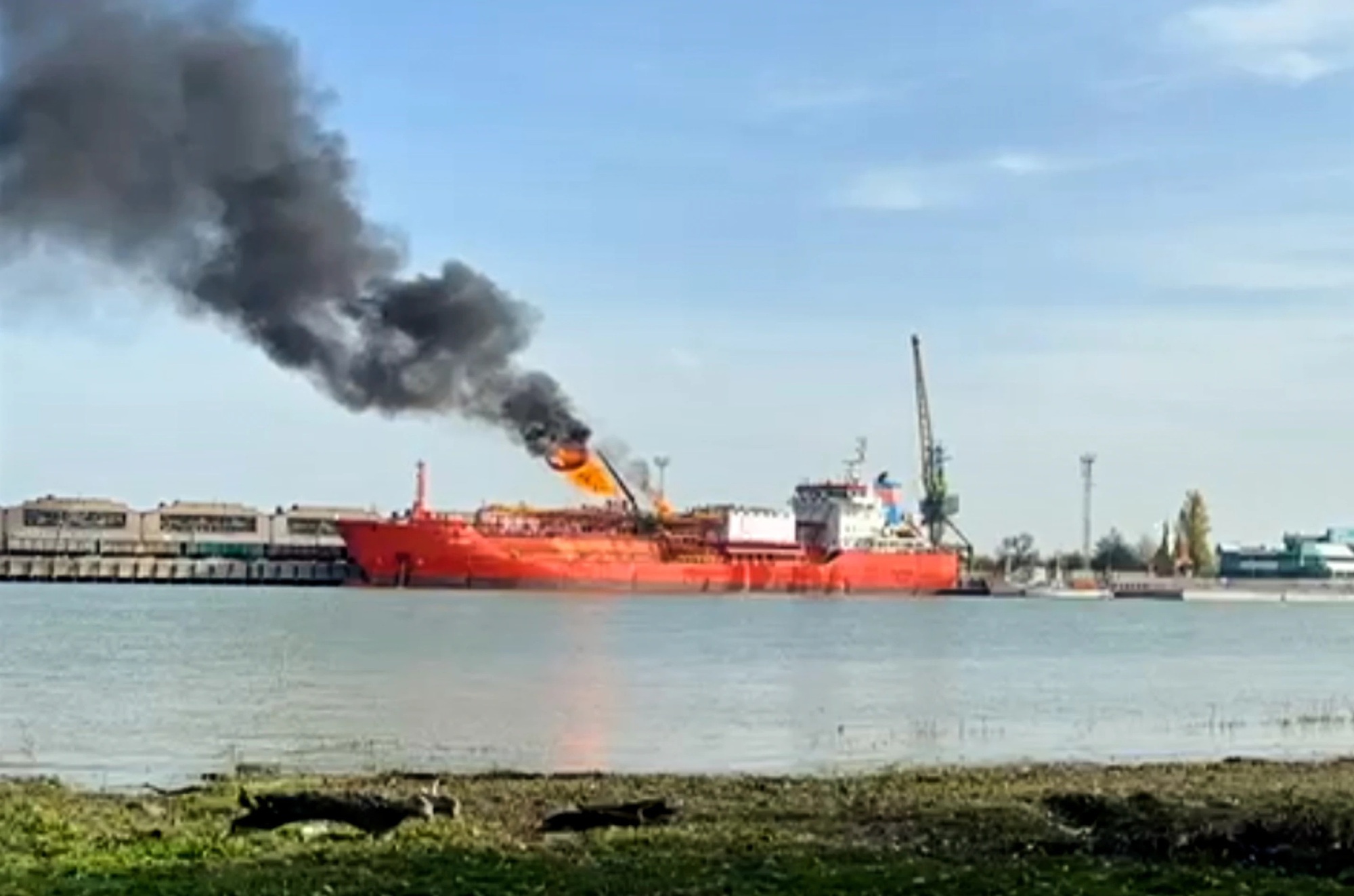 Tàu chở dầu Thổ Nhĩ Kỳ trúng UAV ở cảng của Ukraine trên biển Đen- Ảnh 1.