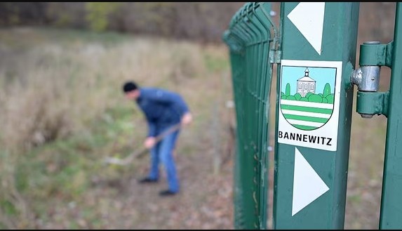 Công nhân phát hiện 8 thỏi vàng khi đang cắt cỏ: Cảnh sát vào cuộc, giá trị ước tính hơn 900 triệu đồng- Ảnh 2.