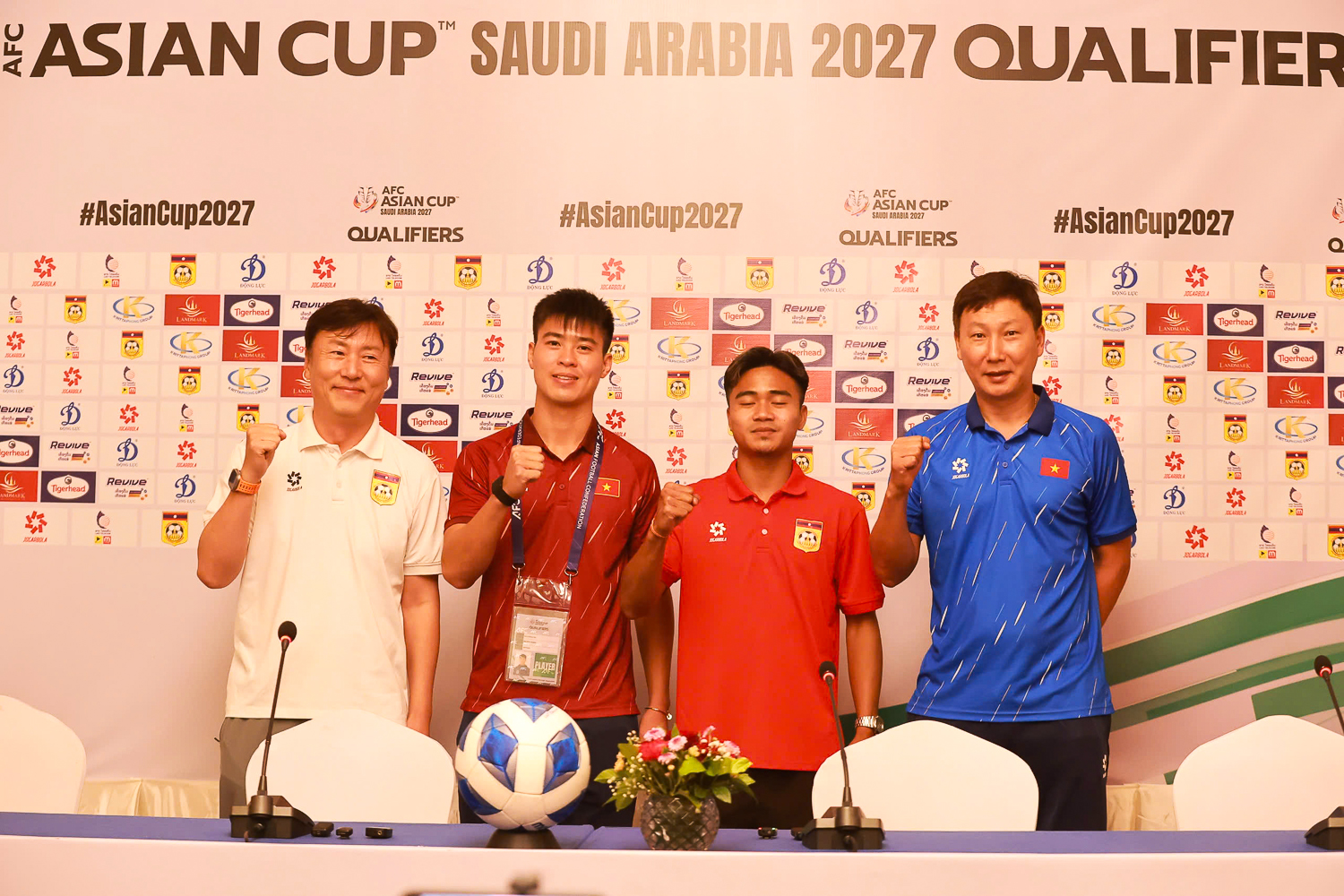 Tiền đạo Lào: "Malaysia mất dàn nhập tịch thì mạnh sao bằng được tuyển Việt Nam"- Ảnh 3. Tiền đạo Lào: "Malaysia mất dàn nhập tịch thì mạnh sao bằng được tuyển Việt Nam"- Ảnh 3.