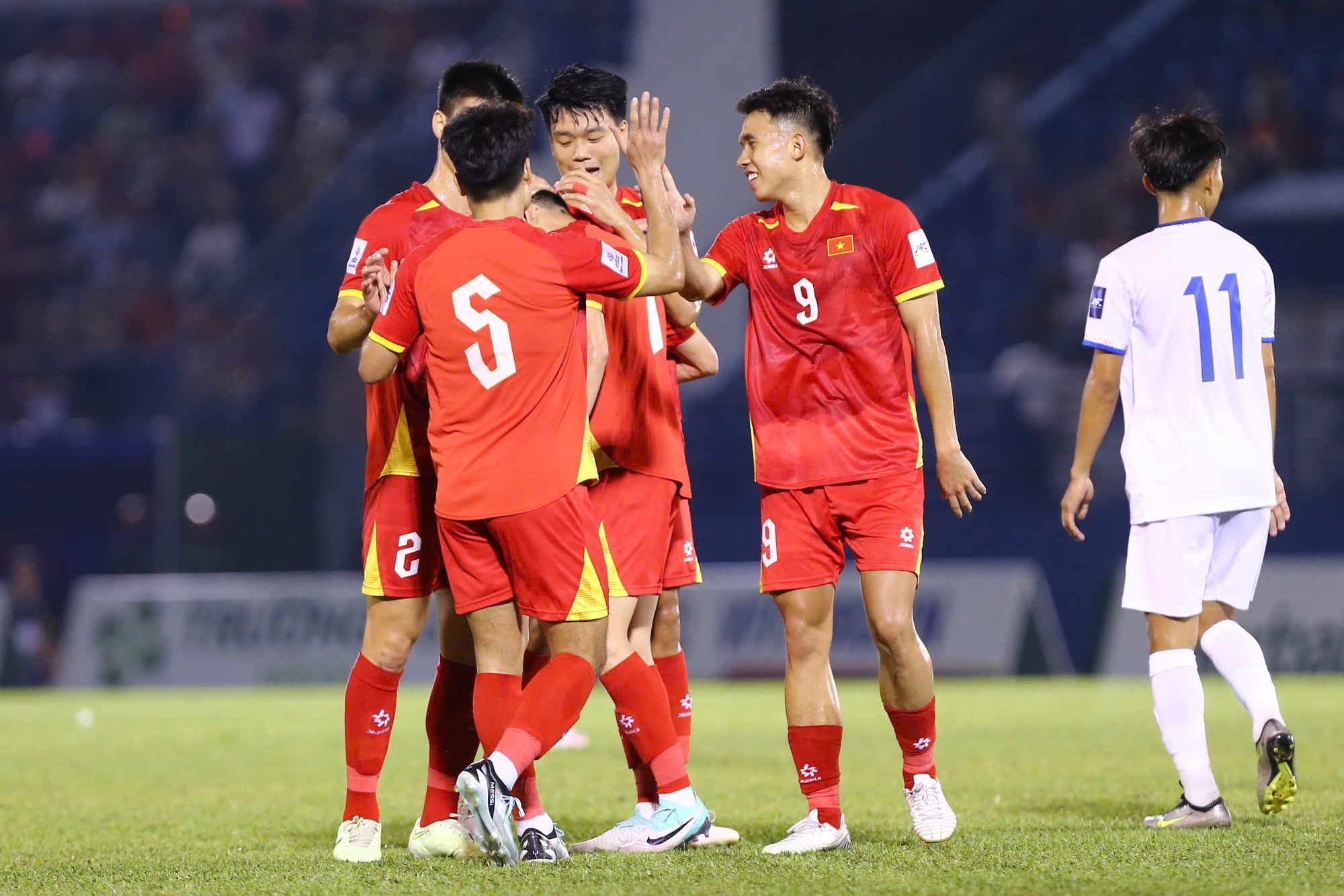 Tiền đạo Lào: "Malaysia mất dàn nhập tịch thì mạnh sao bằng được tuyển Việt Nam"- Ảnh 2. Tiền đạo Lào: "Malaysia mất dàn nhập tịch thì mạnh sao bằng được tuyển Việt Nam"- Ảnh 2.