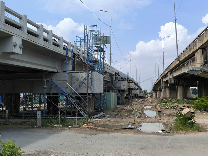 Kỳ tích Việt Nam: Cầu vượt sông 11.000 tấn bỗng cao thêm 1,25 m bằng công nghệ có 1-0-2- Ảnh 2. Kỳ tích Việt Nam: Cầu vượt sông 11.000 tấn bỗng cao thêm 1,25 m bằng công nghệ có 1-0-2- Ảnh 2.