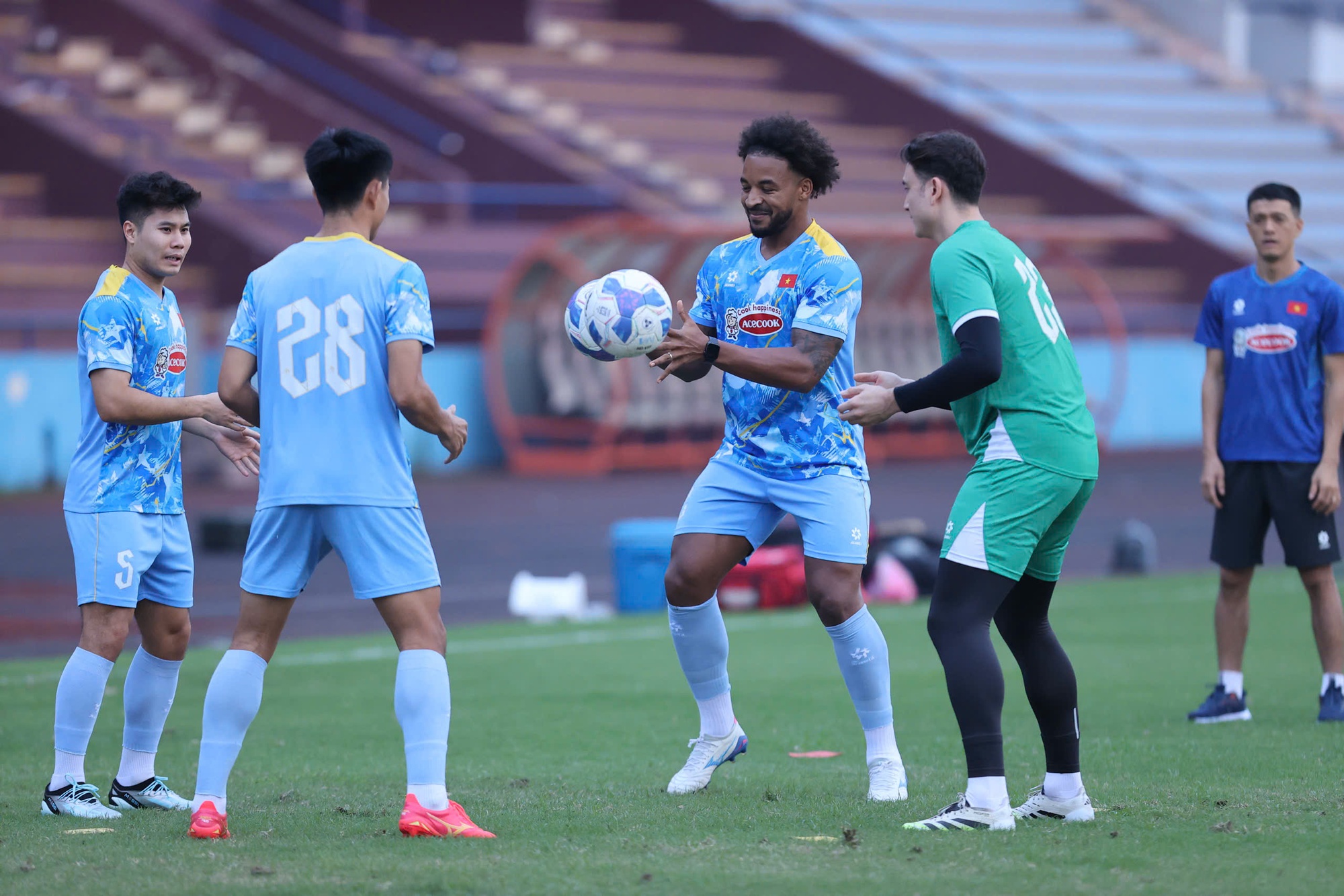 HLV Kim Sang-sik h&eacute; lộ t&igrave;nh trạng của Xu&acirc;n Son, đặt KPI cho ng&agrave;y tr&ograve; cưng t&aacute;i xuất tuyển Việt Nam- Ảnh 2.