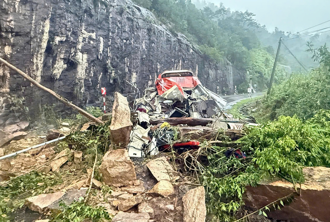 Thông tin mới về sức khỏe các nạn nhân vụ sạt lở trên đèo Khánh Lê- Ảnh 2.