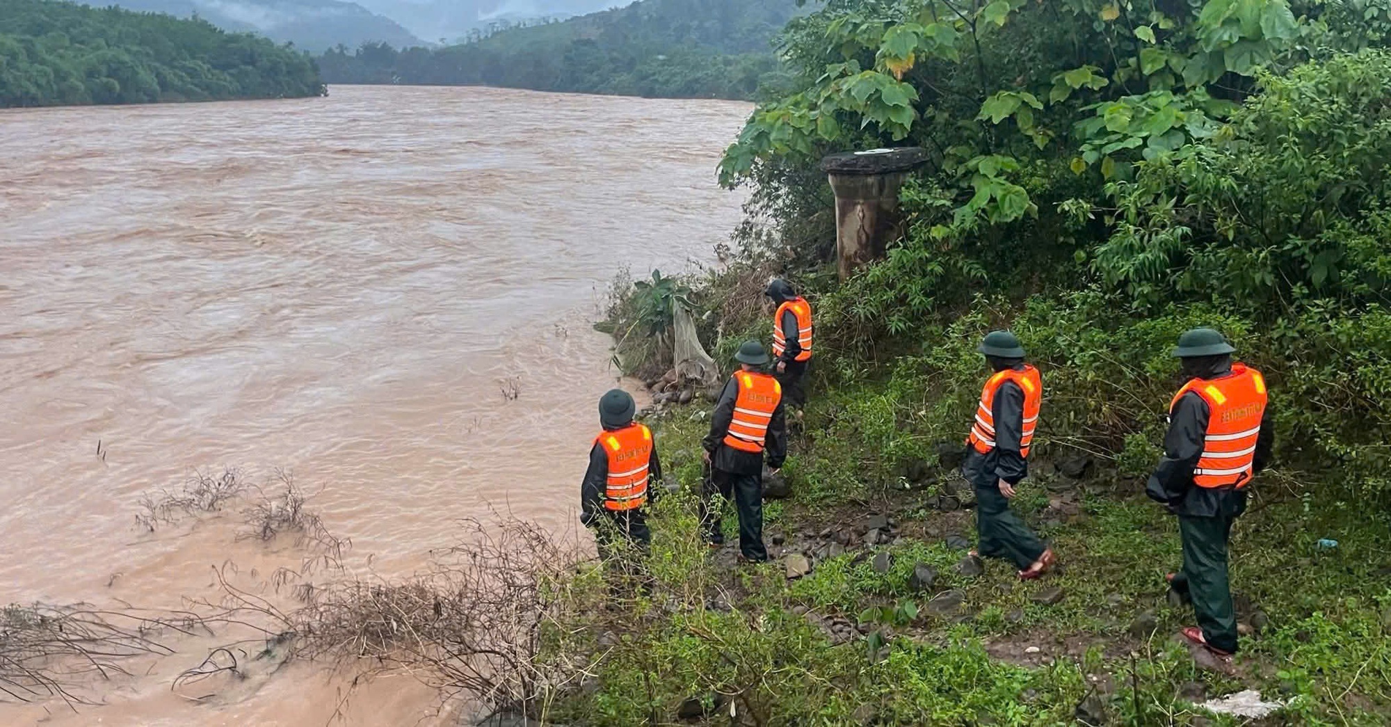 CLIP: Xe đầu k&eacute;o bị lũ "v&ograve; n&aacute;t", cả 100 người t&igrave;m kiếm t&agrave;i xế mất t&iacute;ch- Ảnh 4.