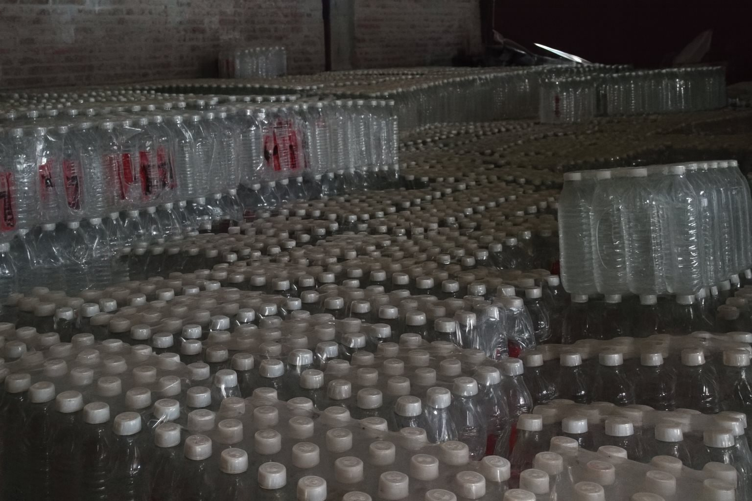 Đột kích một nhà kho, công an triệt phá đường dây sản xuất nước lọc giả quy mô lớn - chủ sở hữu là con trai Cựu Chủ tịch Hội đồng thành phố- Ảnh 4.