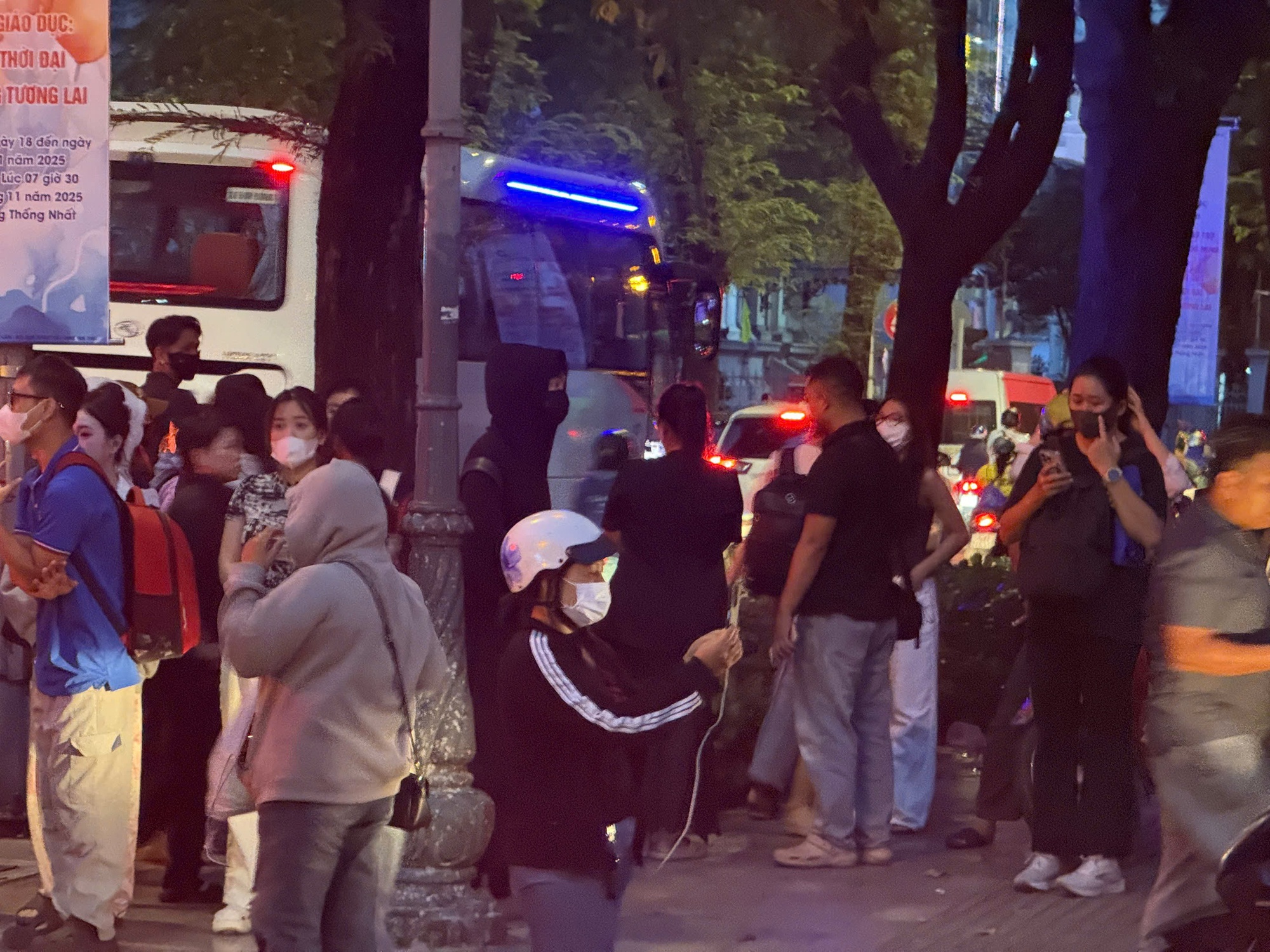 Hình ảnh bất ngờ sau phiên toà xét xử hoa hậu Thuỳ Tiên - Ảnh 1.