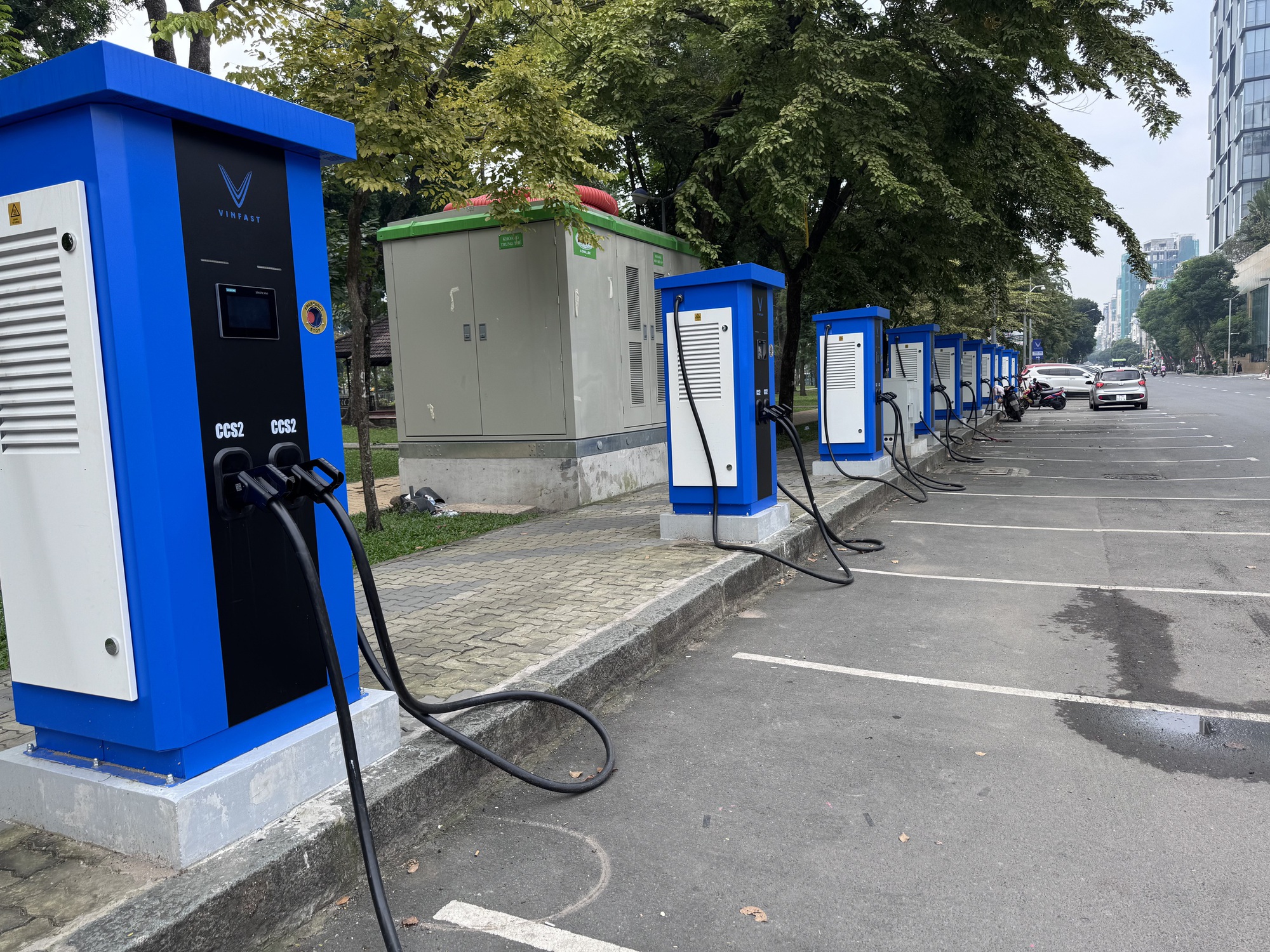 Trạm sạc ô tô điện VinFast xuất hiện ngày càng nhiều ở trung tâm TP HCM- Ảnh 1. Trạm sạc ô tô điện VinFast xuất hiện ngày càng nhiều ở trung tâm TP HCM- Ảnh 1.